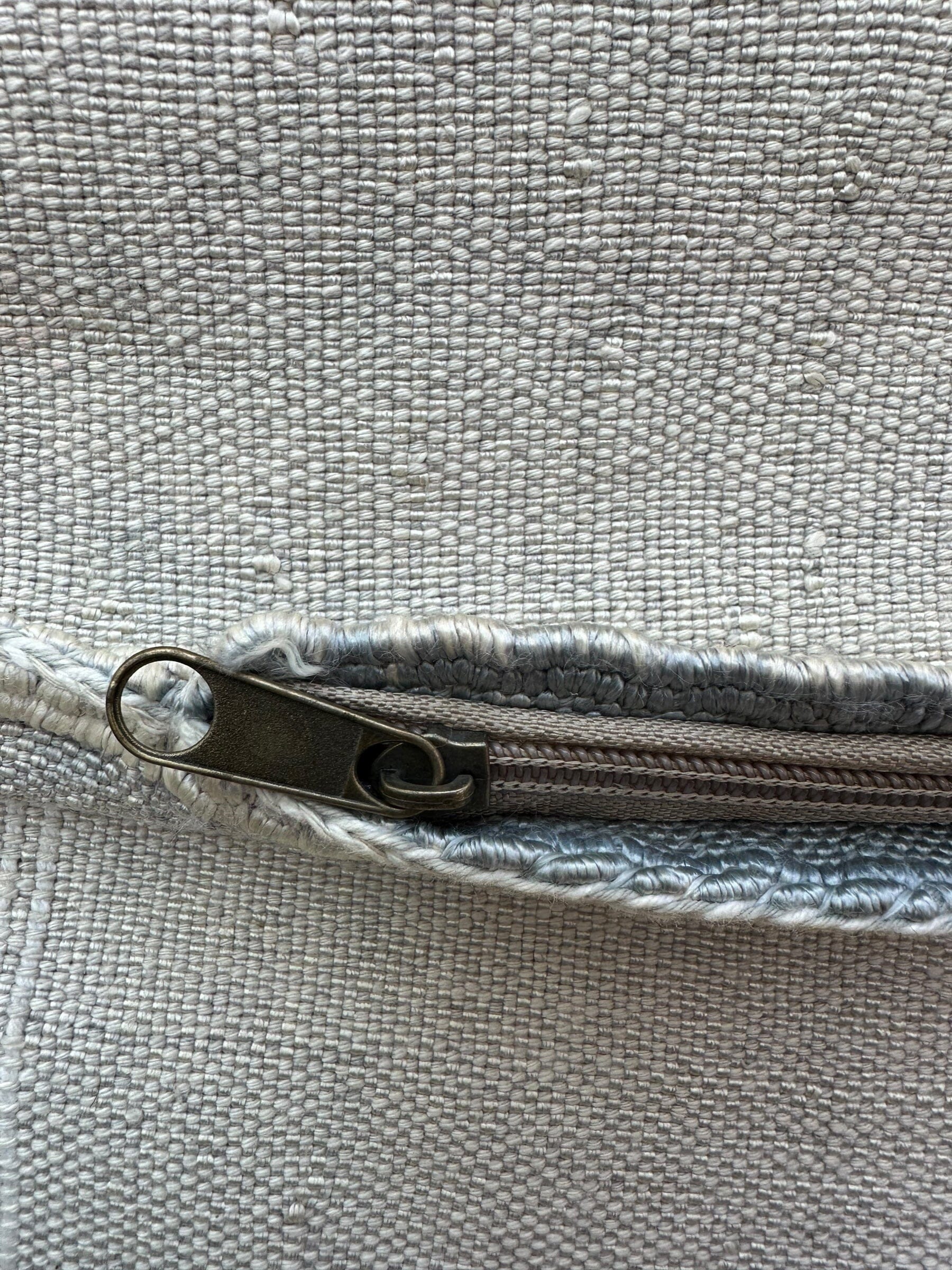 Housse de Coussin écru en soie de cactus - Tamila vase Cokoha