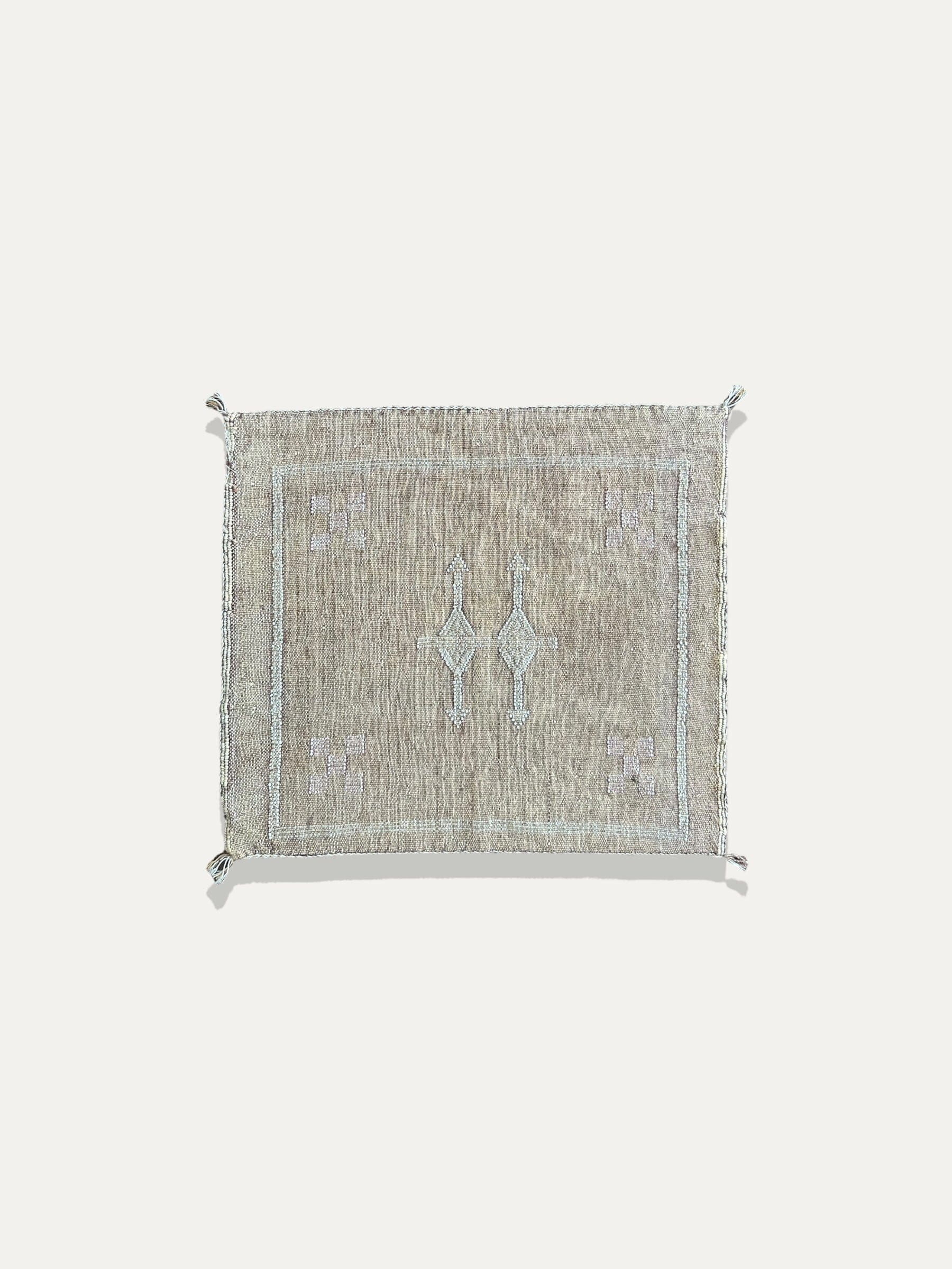 Housse de Coussin kamel et creme en soie de cactus - Tamila vase Cokoha