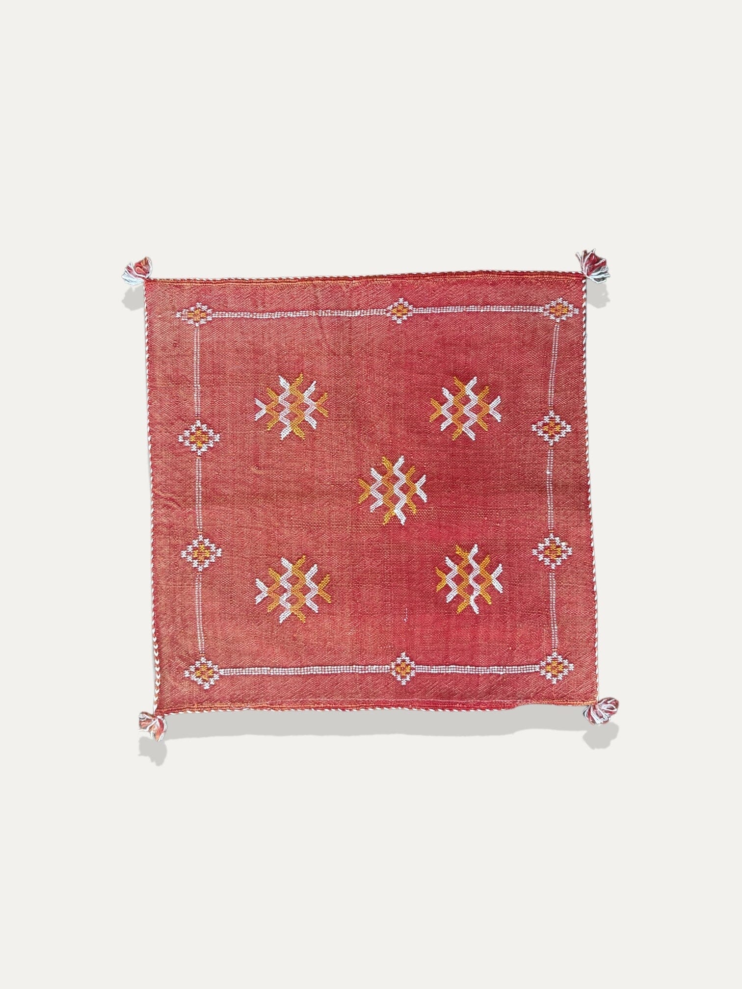 Housse de Coussin safran et blanc en soie de cactus - Tiziri vase Cokoha
