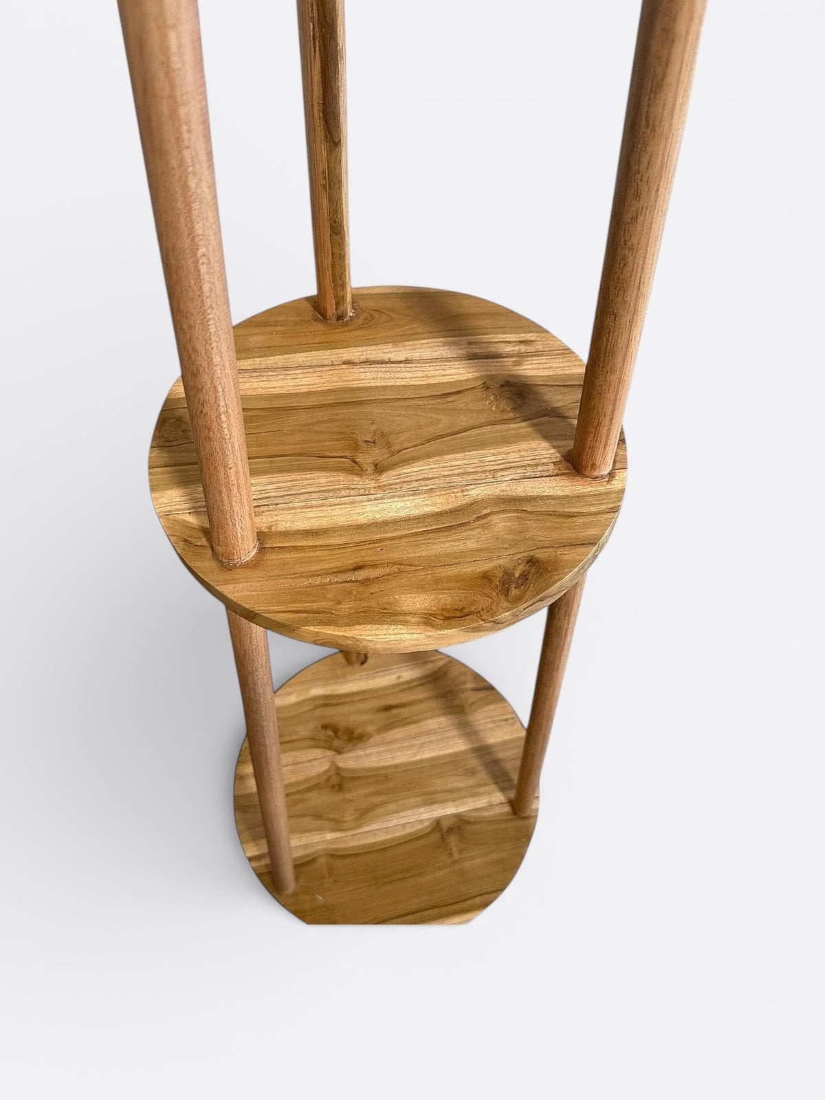 Lampe à pied Jati allumée, diffusant une lumière douce