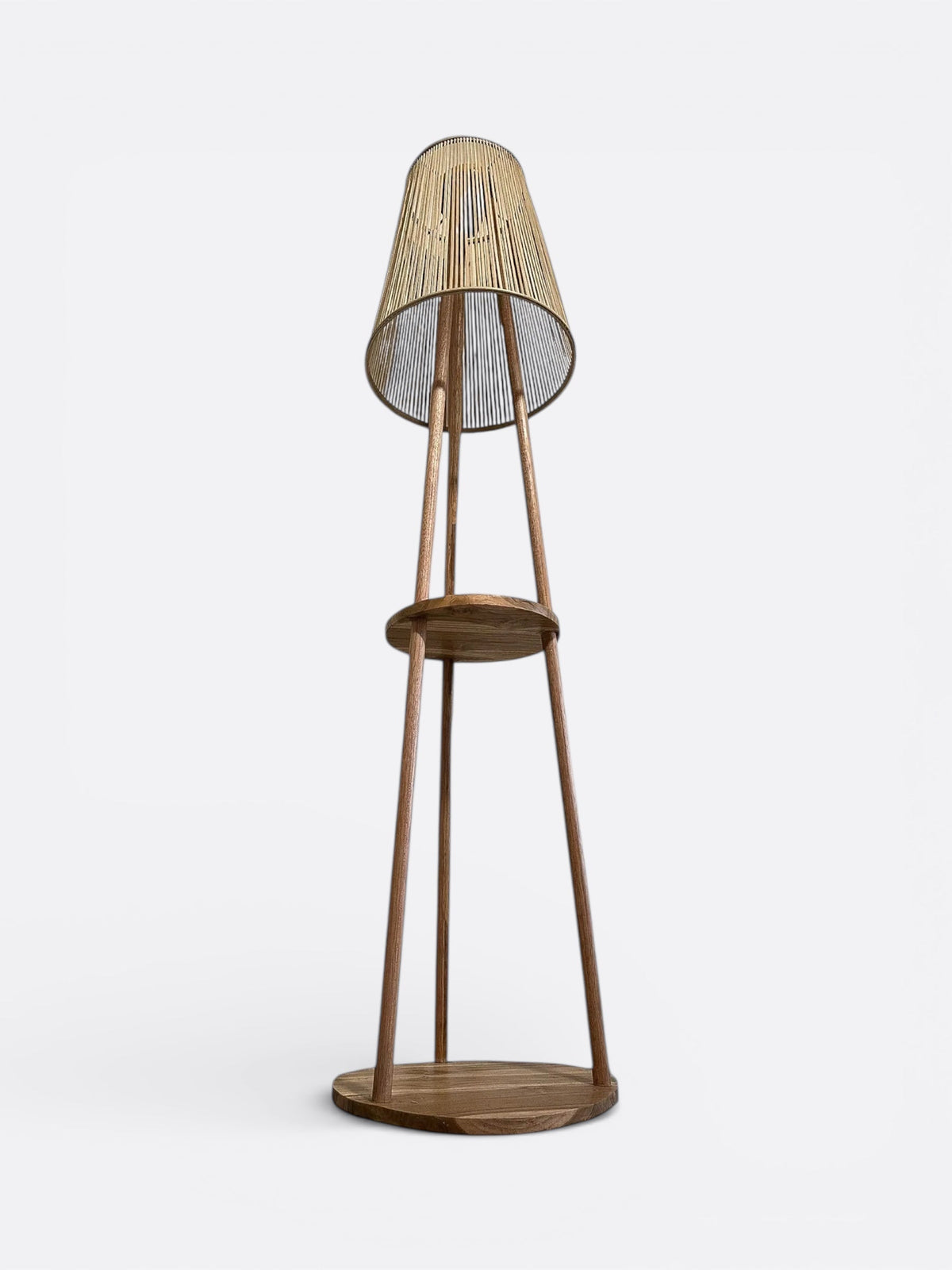 Détail de l'abat-jour en lamelles de teck de la lampe Jati