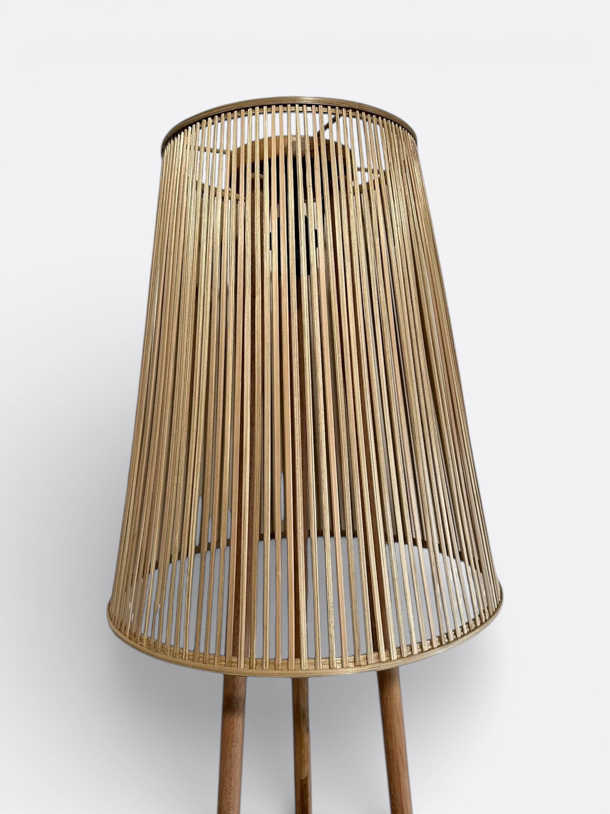 Lampe Jati installée dans un salon
