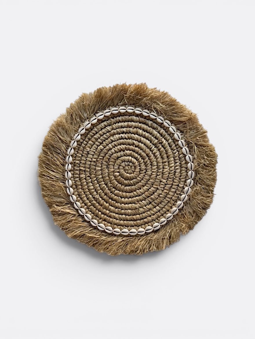 Lot de 2 sets de table en raphia tressé et coquillages, vue de face