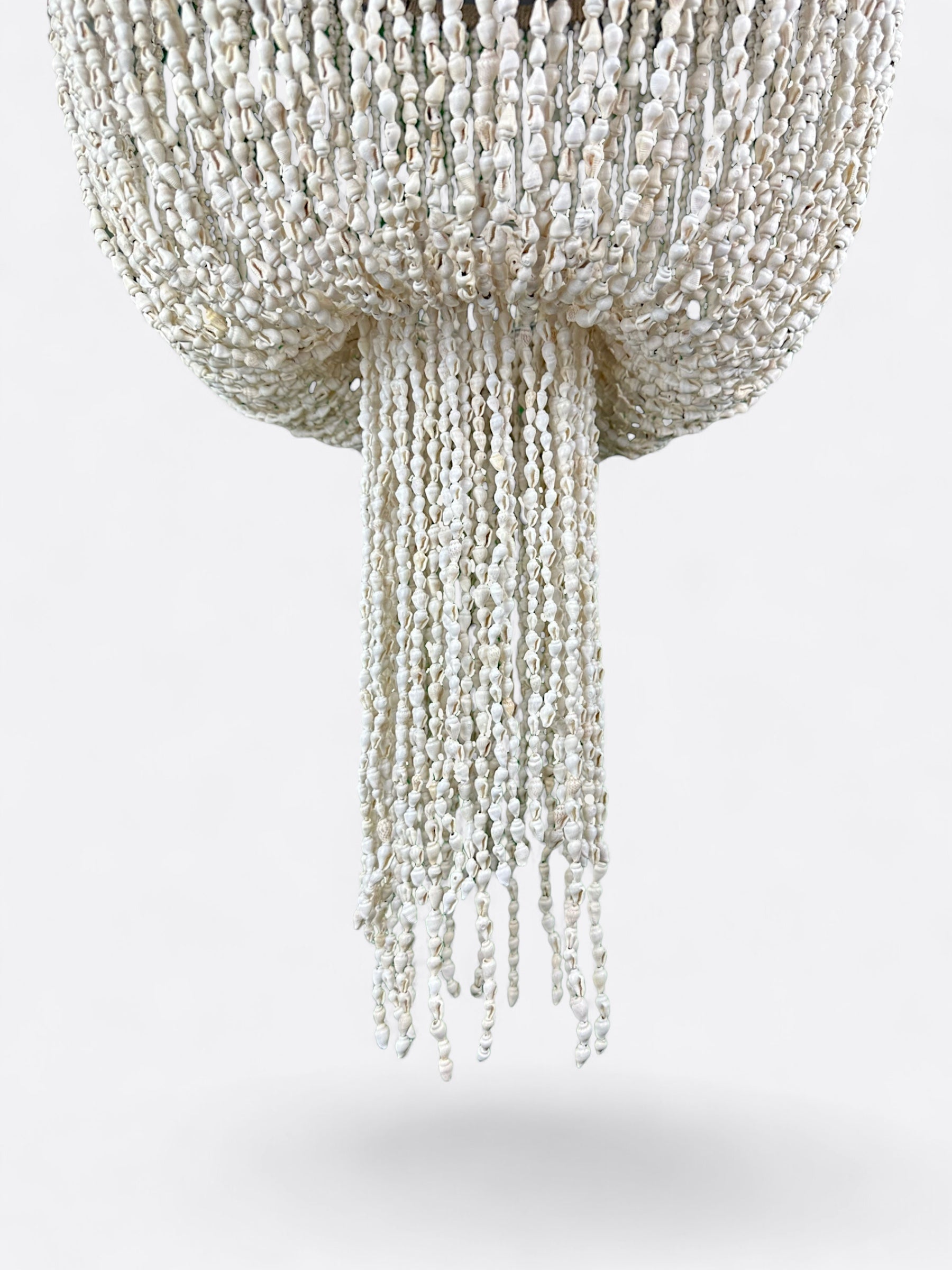 Détail des cascades de coquillages du lustre Kerajaan
