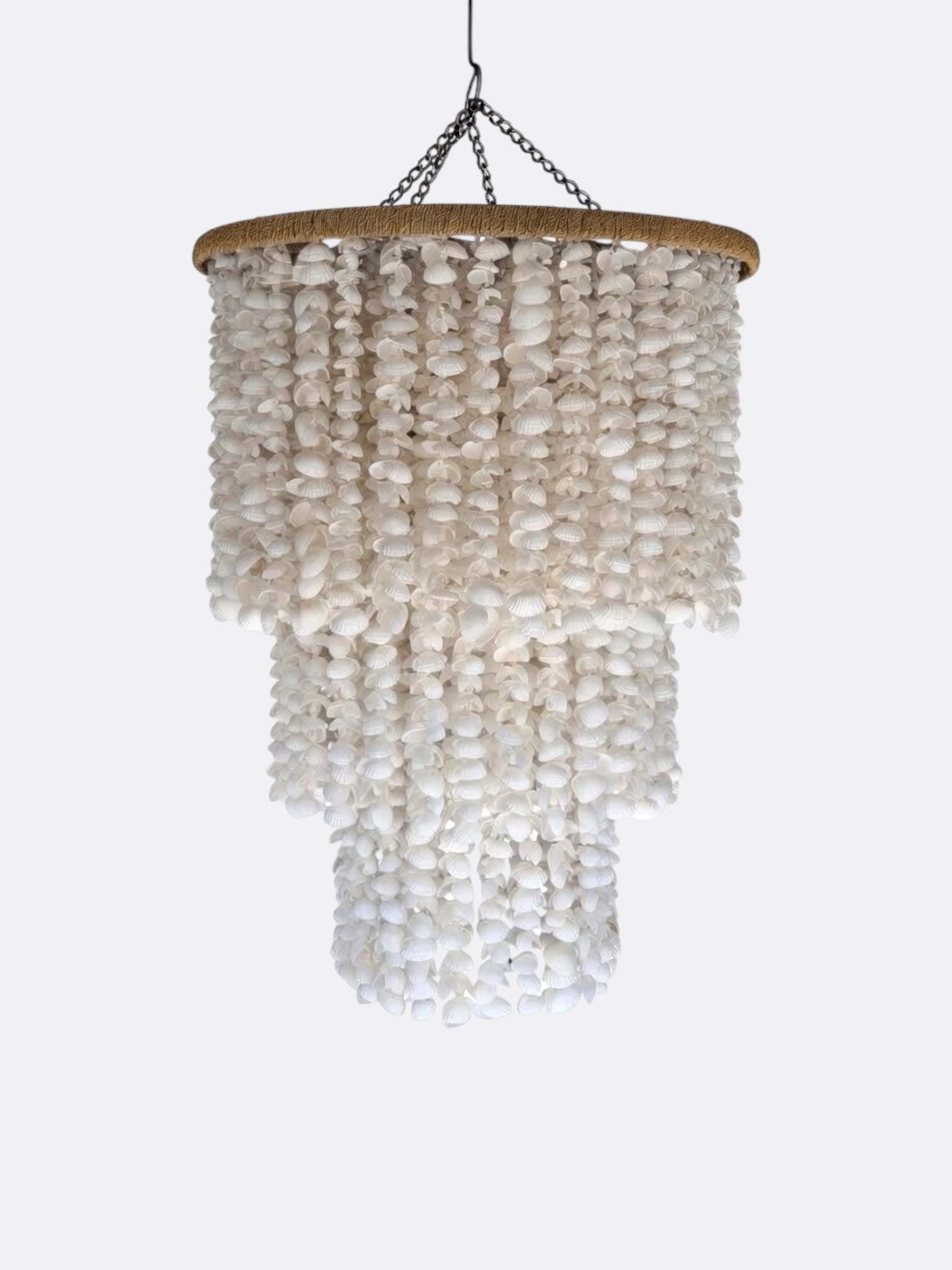 Lustre Sélia aux rangées denses de coquillages blancs