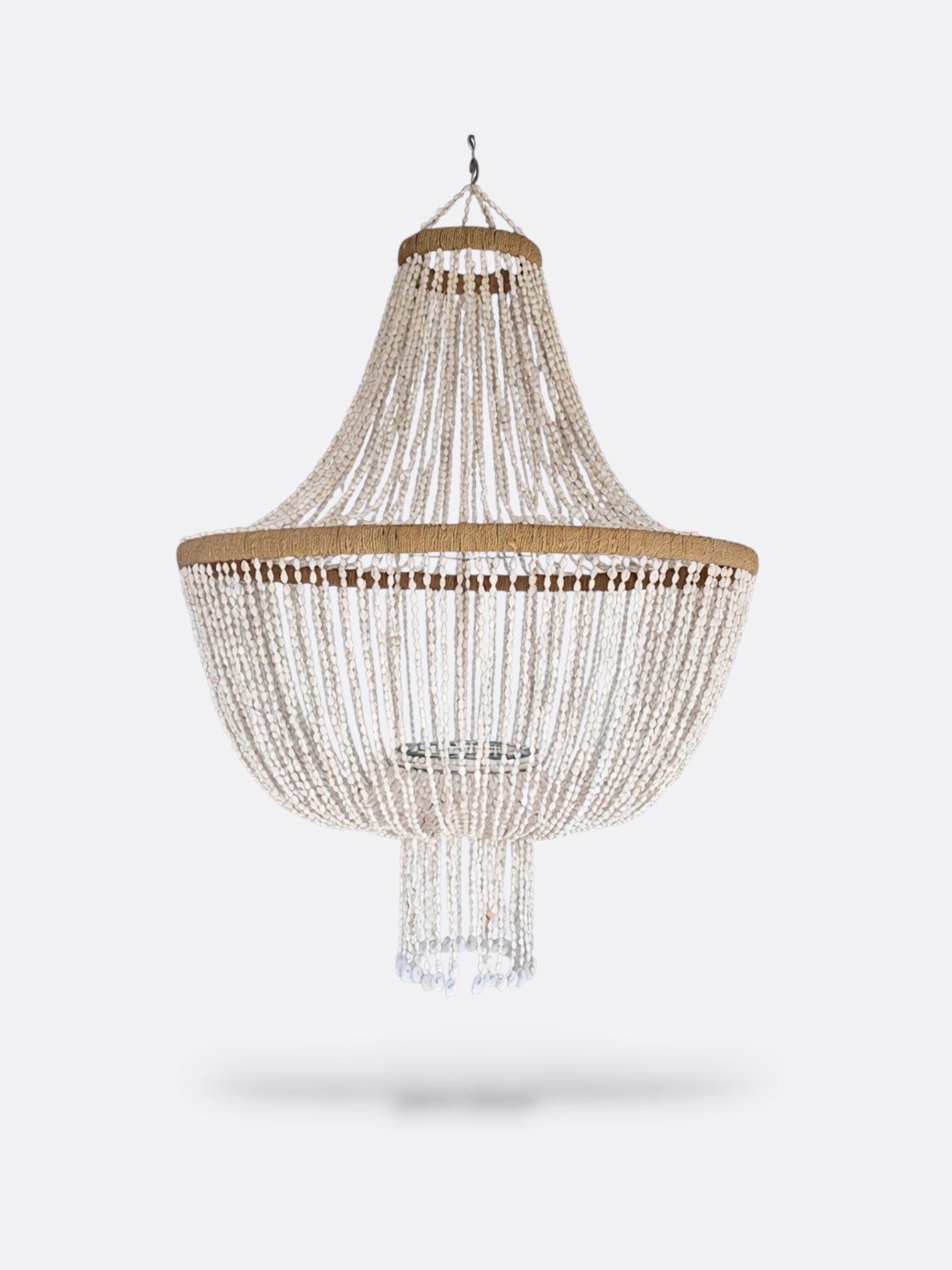 Lustre Alaya en coquillages blancs et macramé
