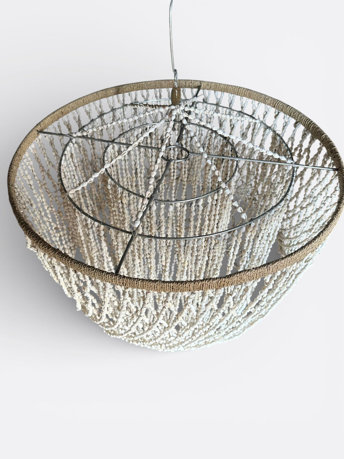 Lustre Megeng à trois étages suspendu dans un intérieur