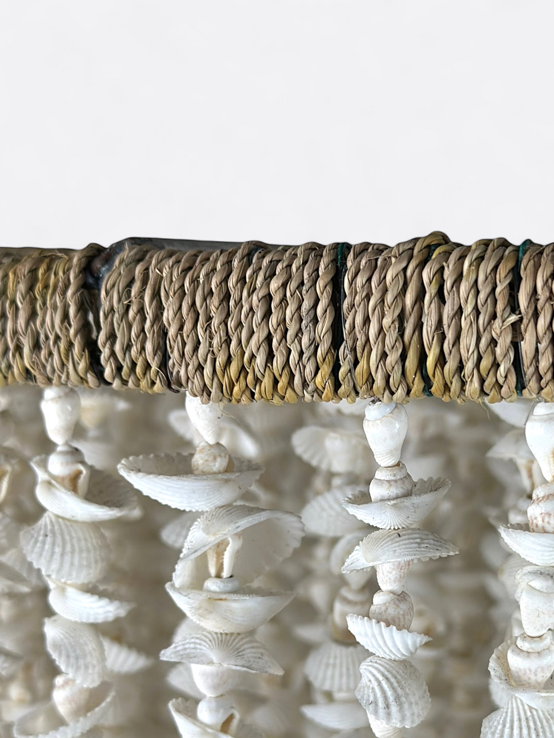 Gros plan sur l'assemblage artisanal du lustre Cokoha