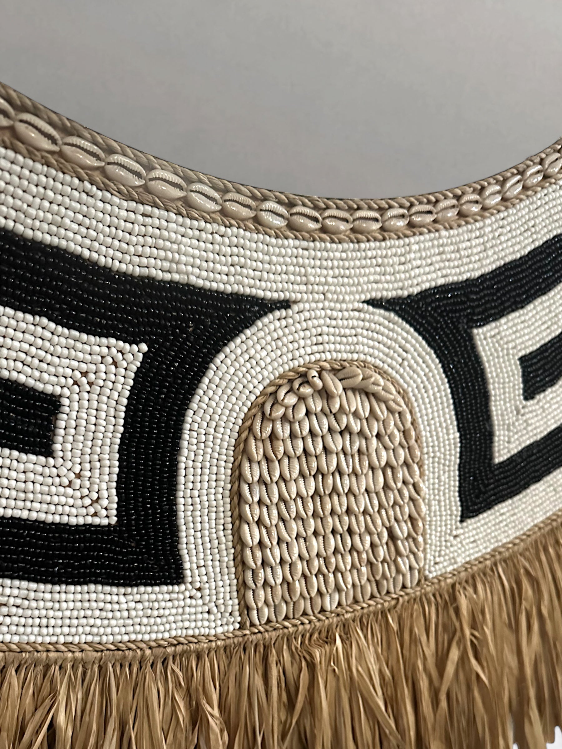 Grand miroir artisanal rond en coquillages et perles – Grâce noir XL