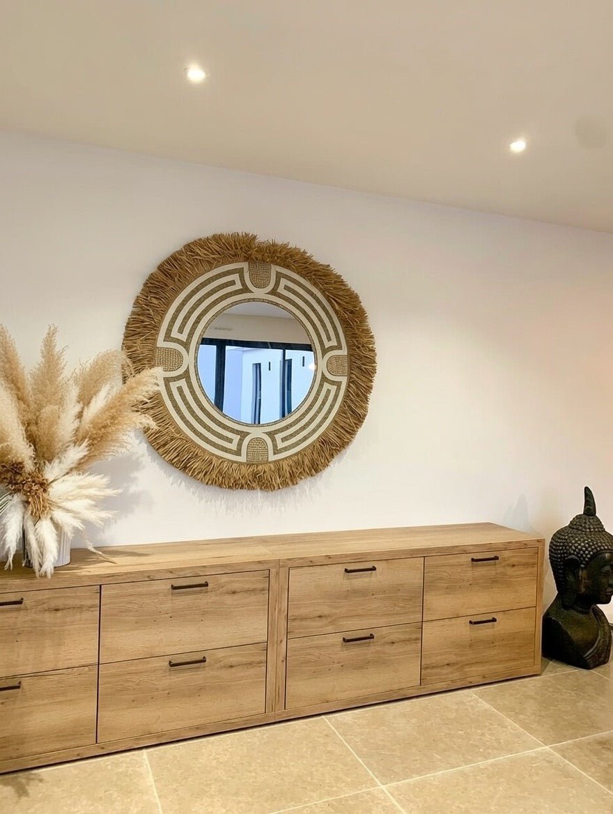 Miroir Grace blanc en perles suspendu dans une décoration murale bohème lumineuse