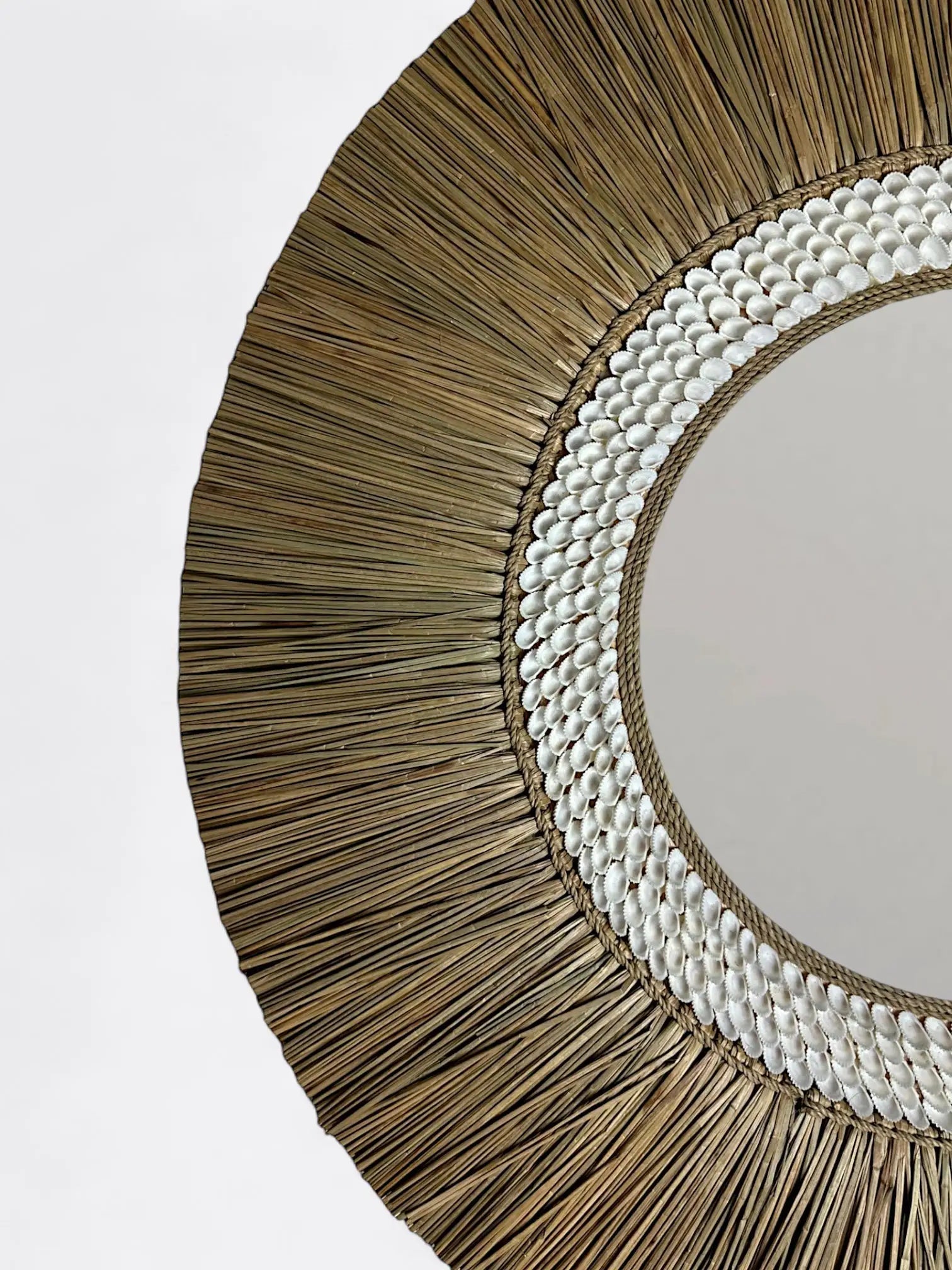Gros plan sur les coquillages naturels assemblés sur le cadre du miroir artisanal Minutty