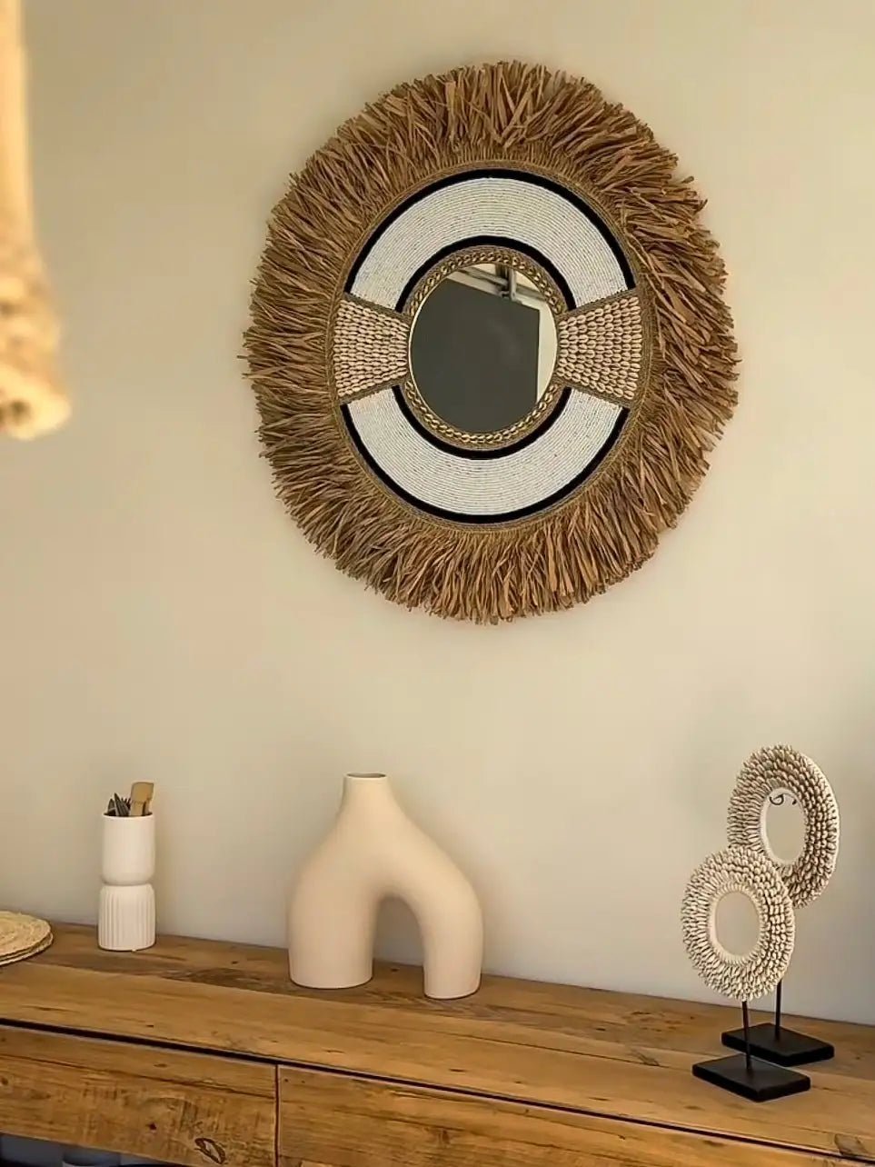 Miroir mural rond blanc Kaya avec perles et finitions artisanales, fait main à Bali