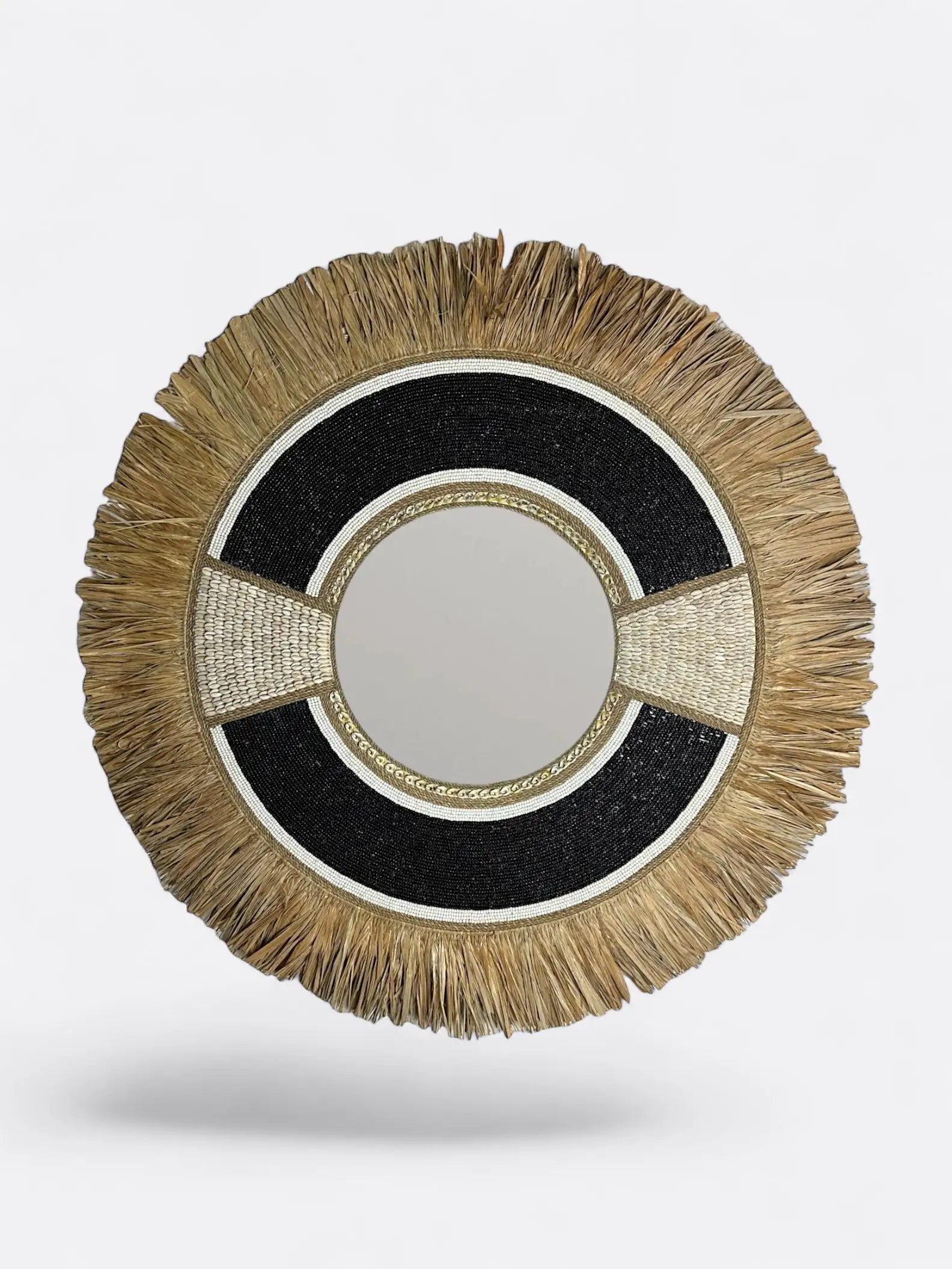 Miroir mural ethnique noir avec décorations en perles et coquillages naturels