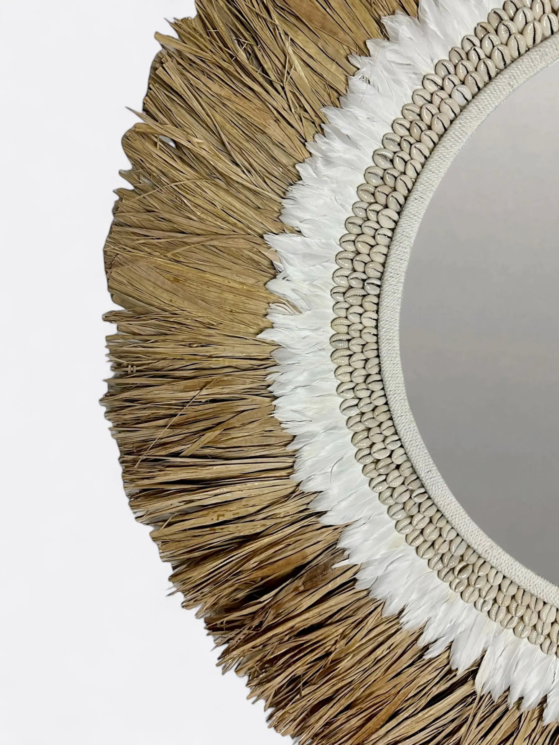 Miroir mural balinais fait main à Bali en plumes et raphia blanc pour décoration intérieure élégante