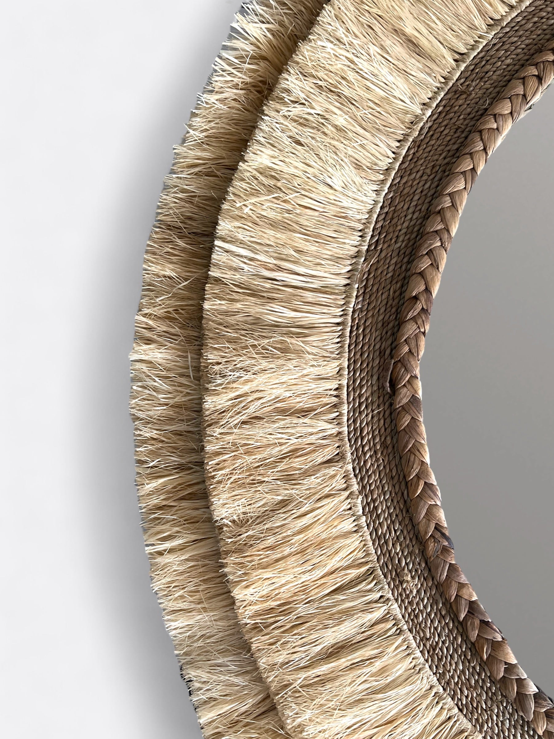 Miroir artisanal rond en raphia et roseau – Ida