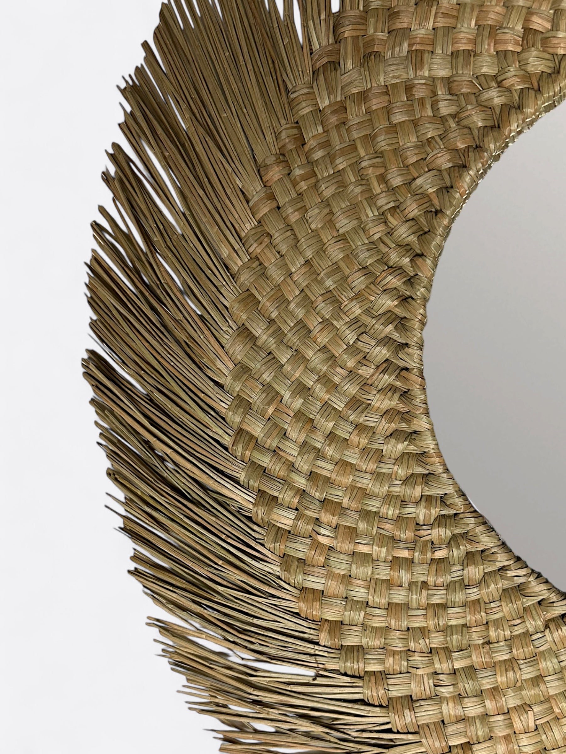 Miroir artisanal rond en paille séchée naturelle – Ahora