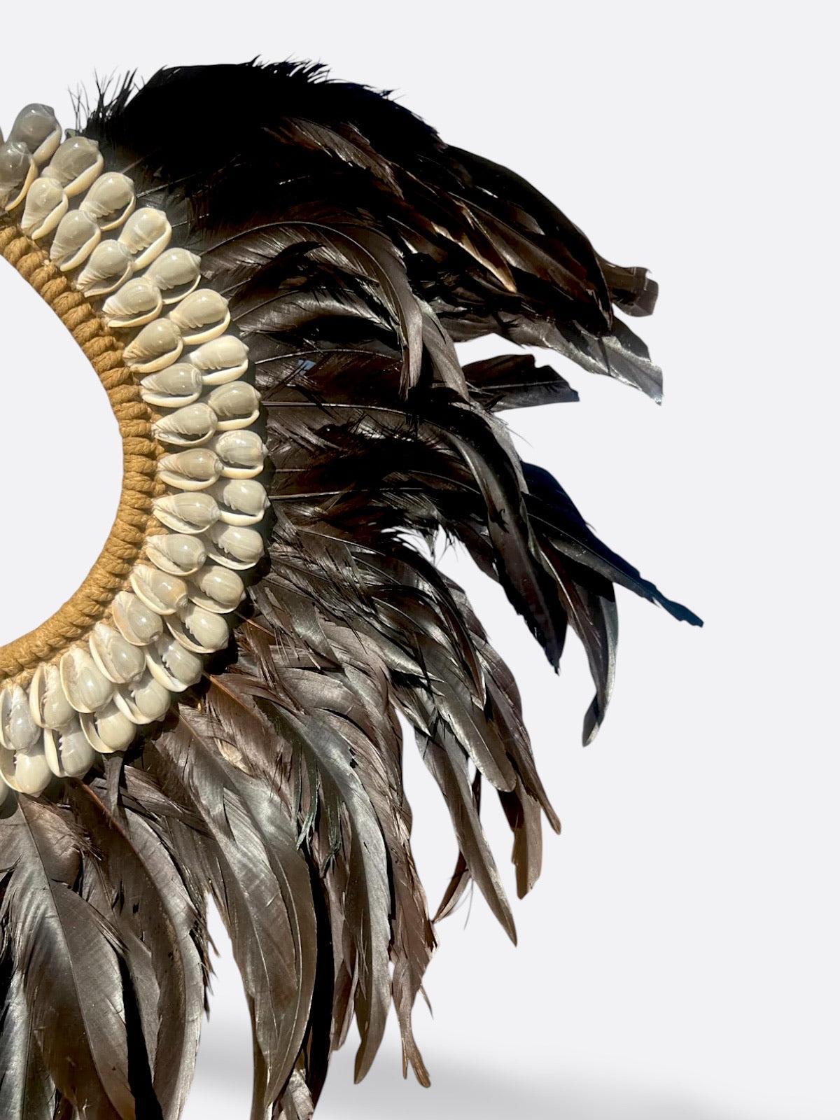 Collier décoratif en plumes et coquillages – Onyx
