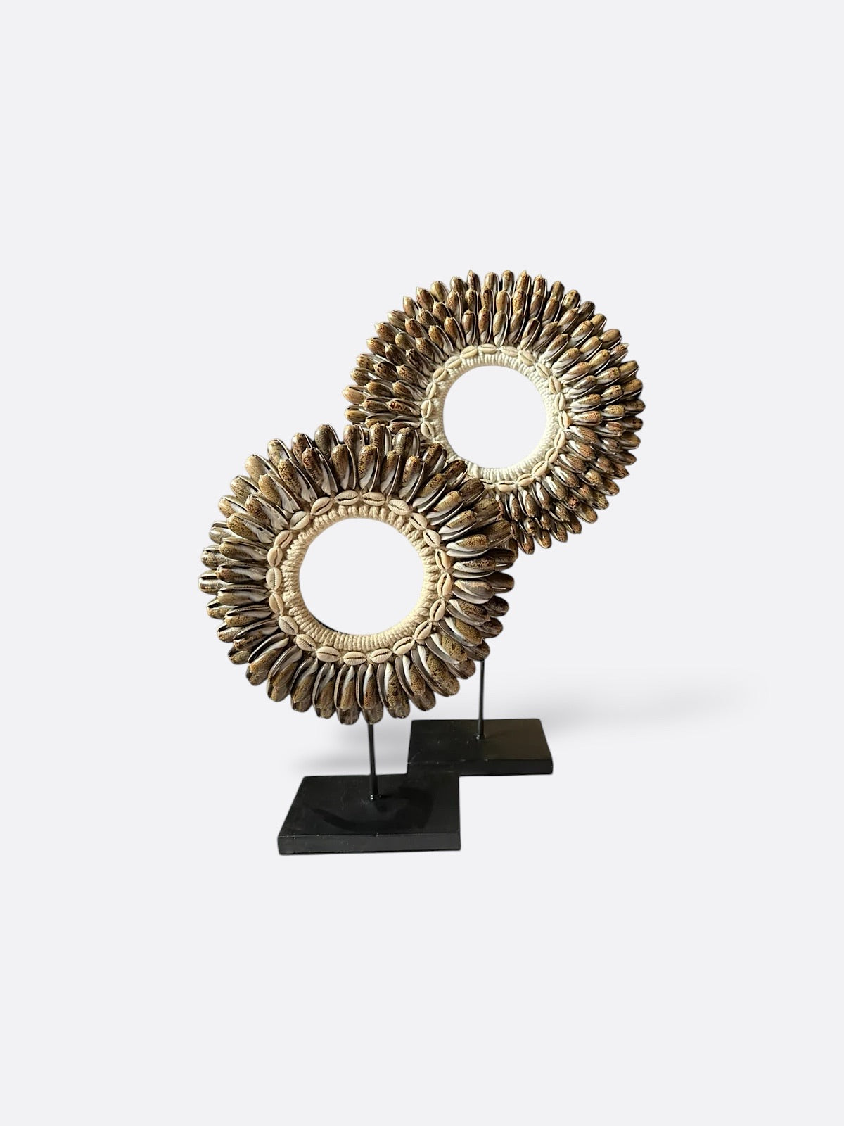 Collier décoratif en coquillages sur socle - Javana