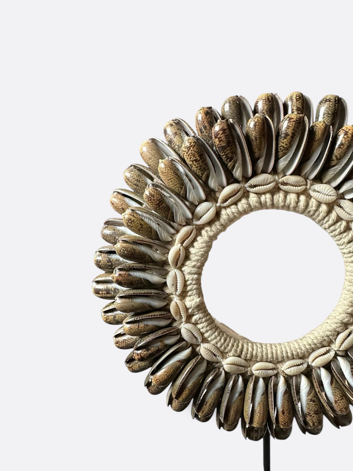 collection bijoux & ornements sur socle décoration intérieure artisanale de bali