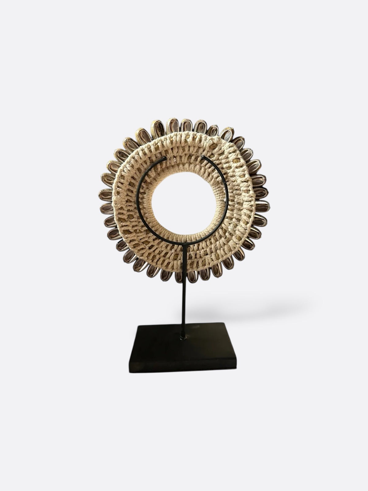 Collier décoratif en coquillages sur socle - Javana