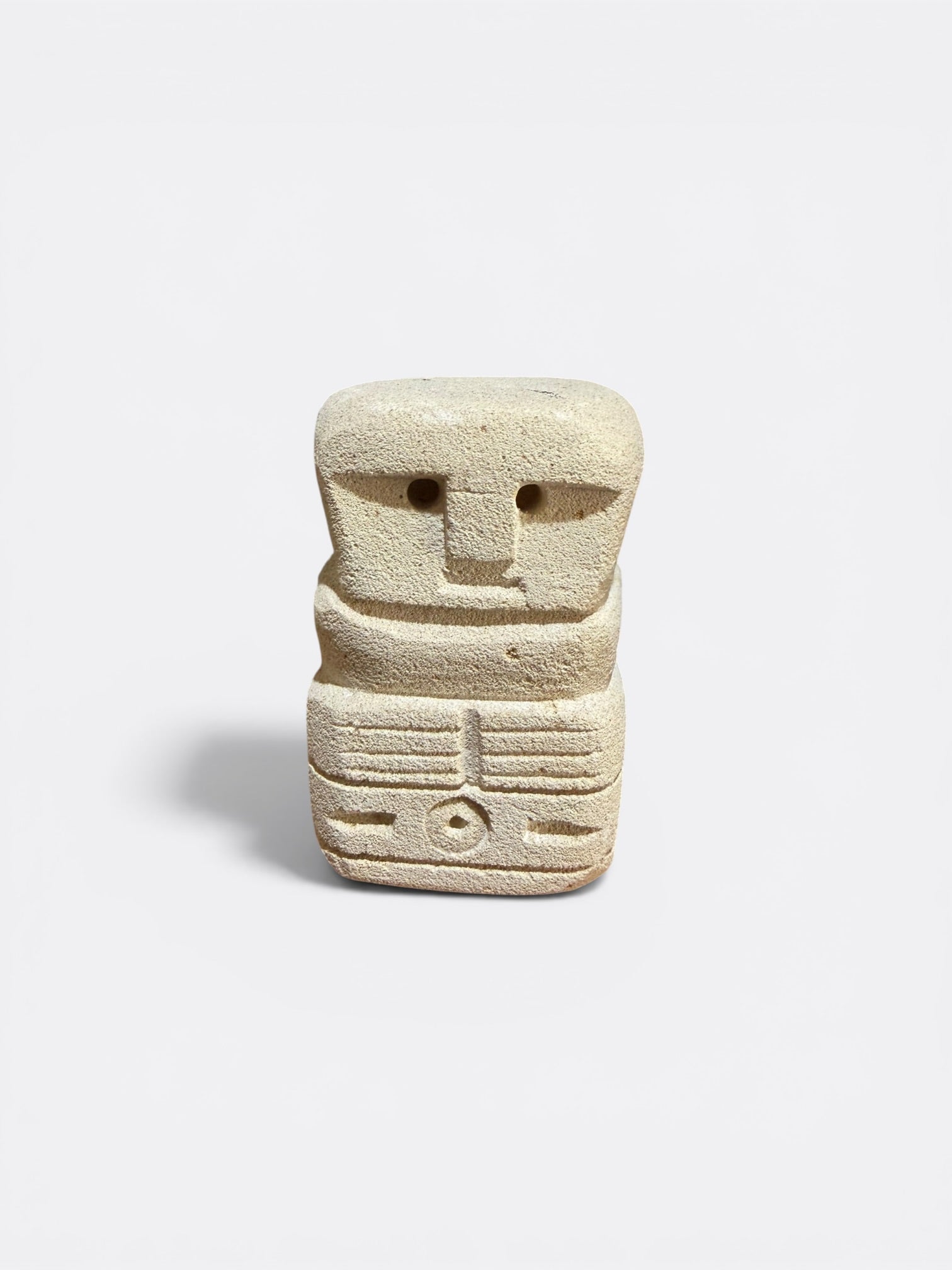 Petite statue en pierre de Sumba Madi, vue de face