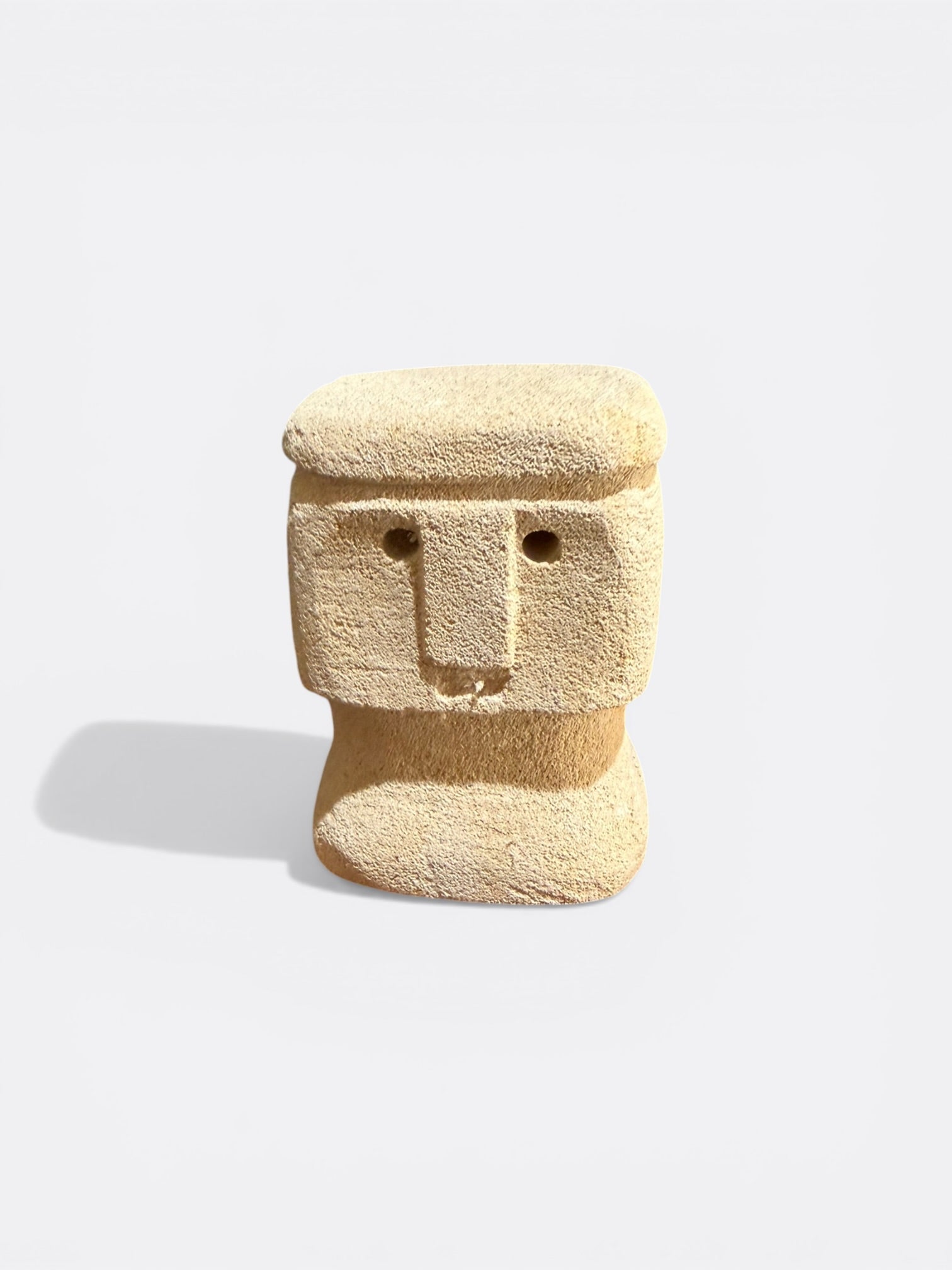 Petite statue en pierre de Sumba Nata, vue de face