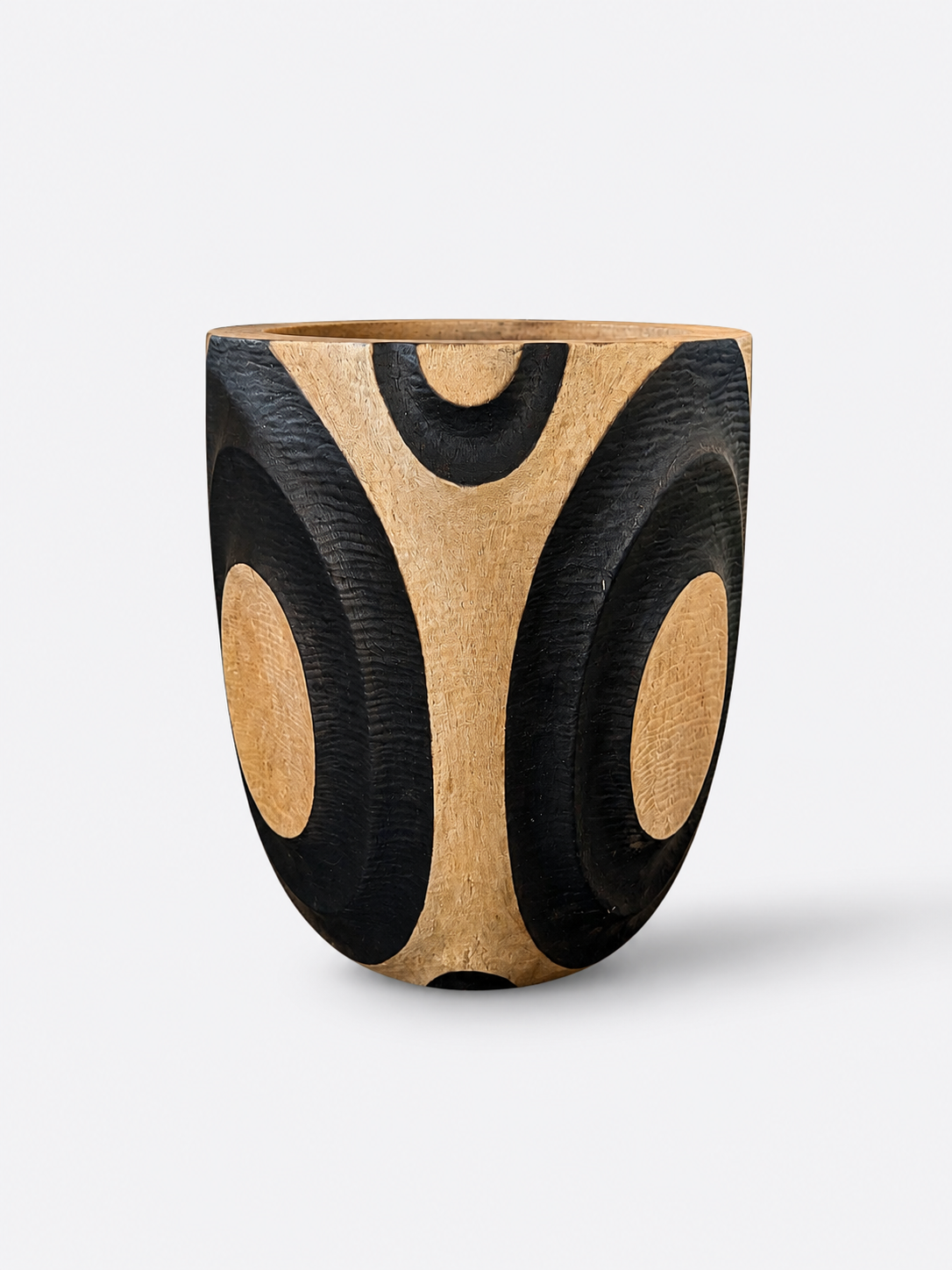 Pot sculptural Atho finition beige et noir en manguier, vue d'ensemble