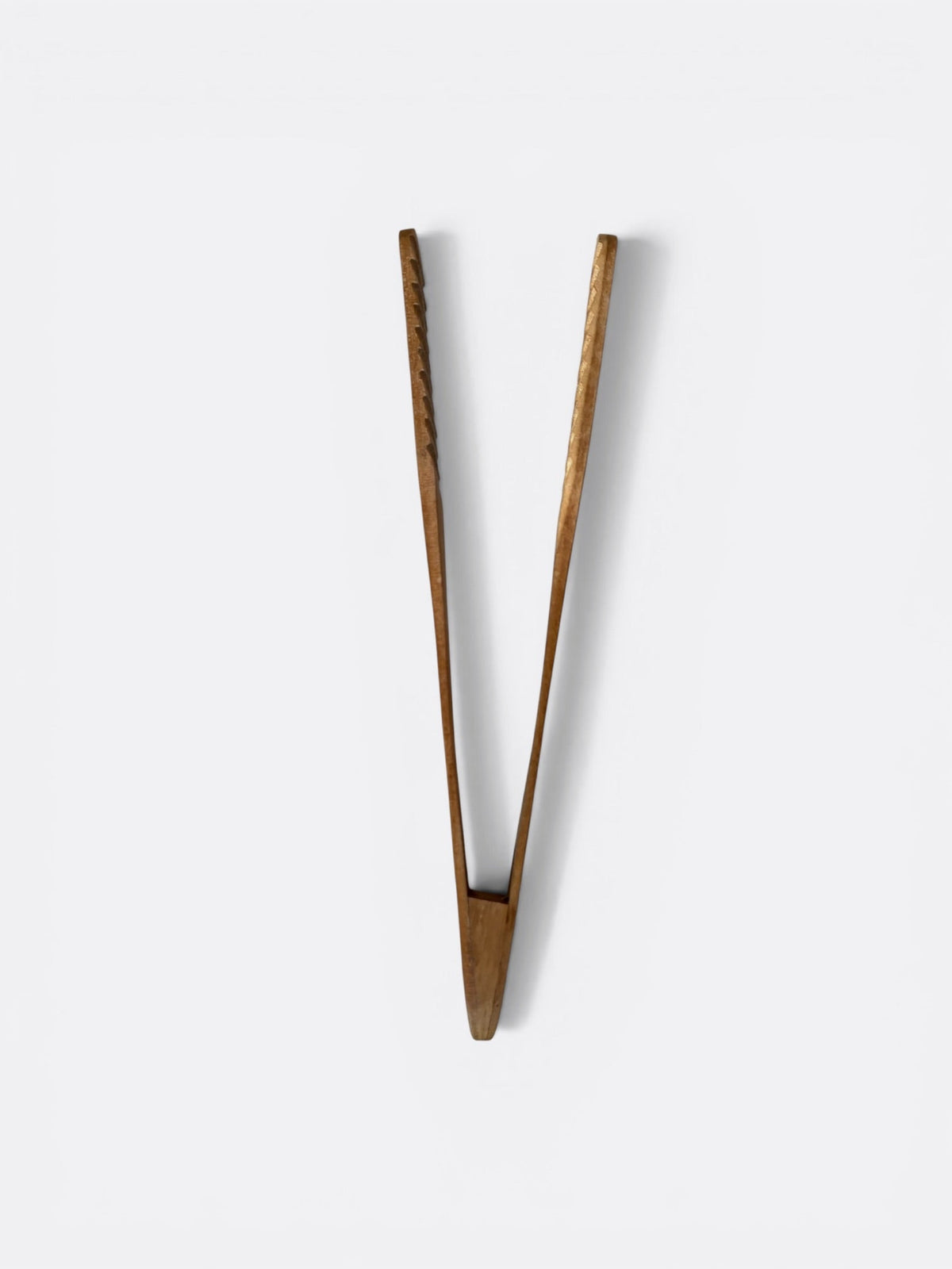 Pince en bois de teck artisanale, vue de face