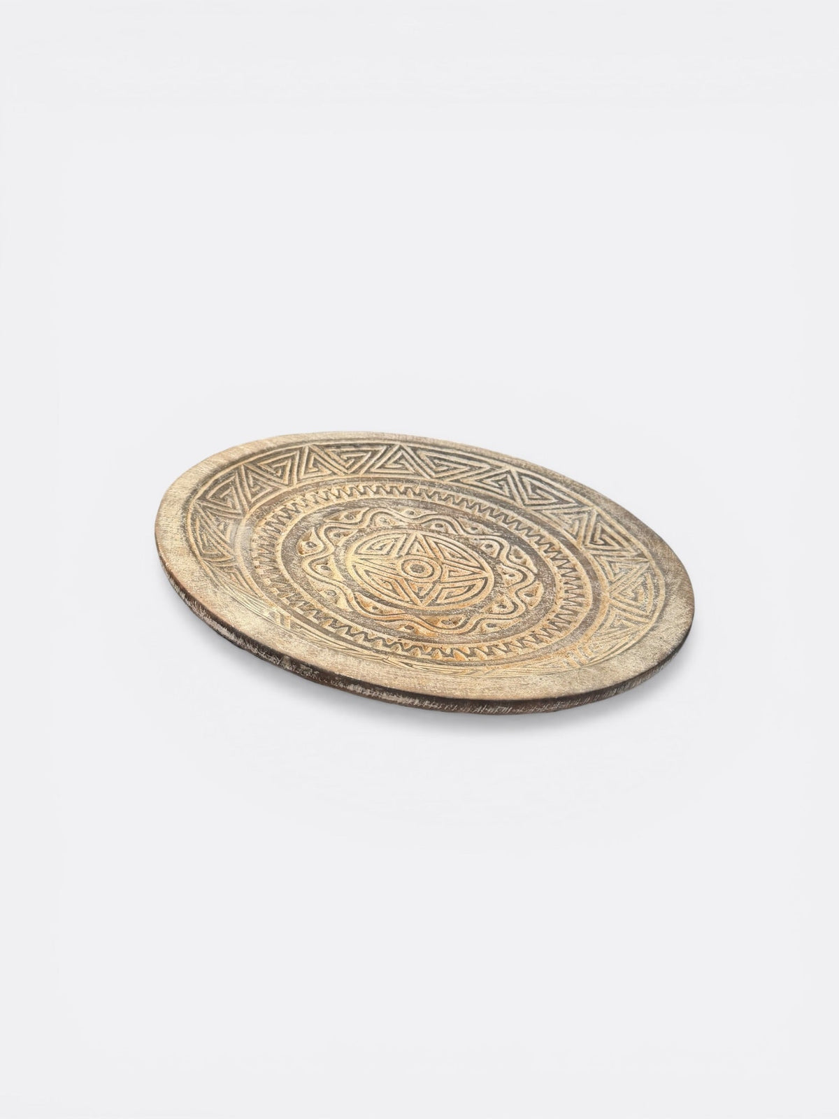 Plat sculpté en teck garni pour servir