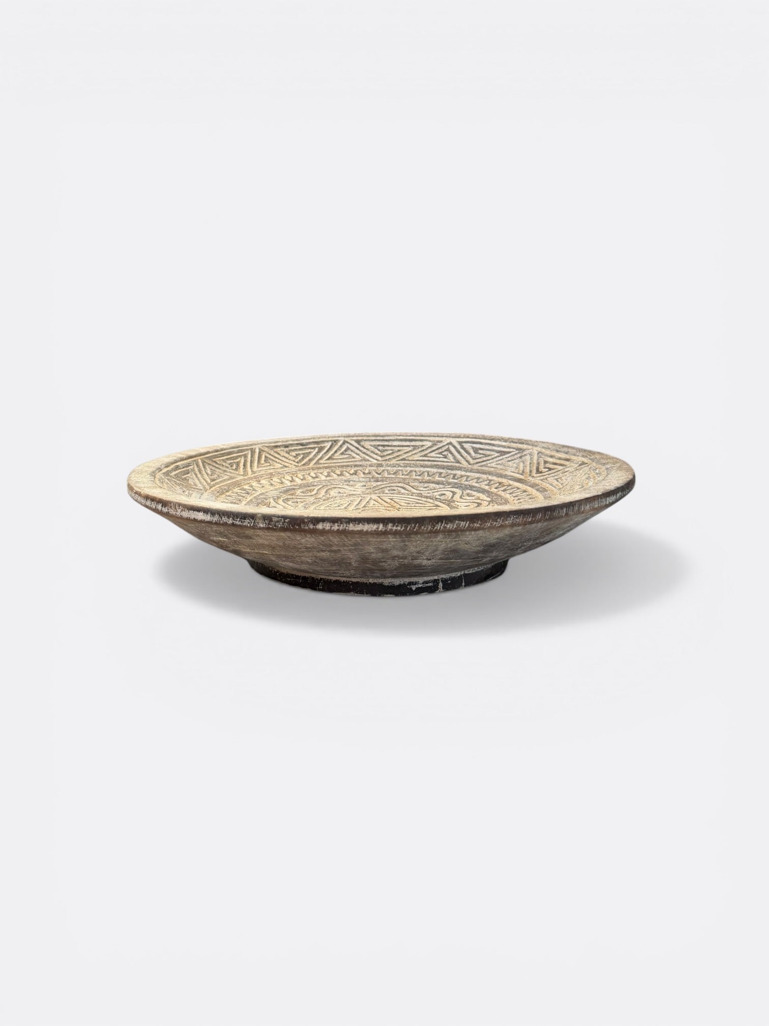 Détail du veinage du teck sur le plat sculpté
