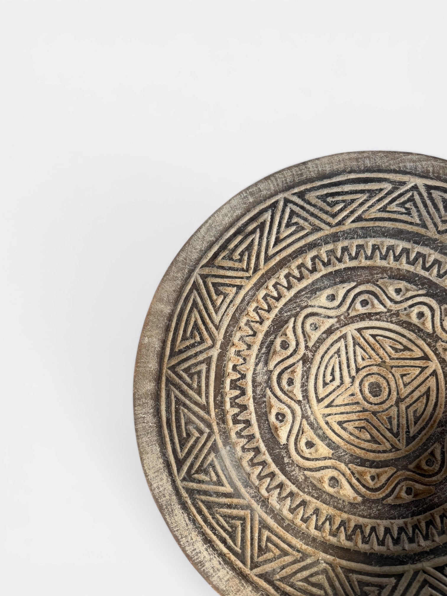 Plat sculpté en teck vu de dessus