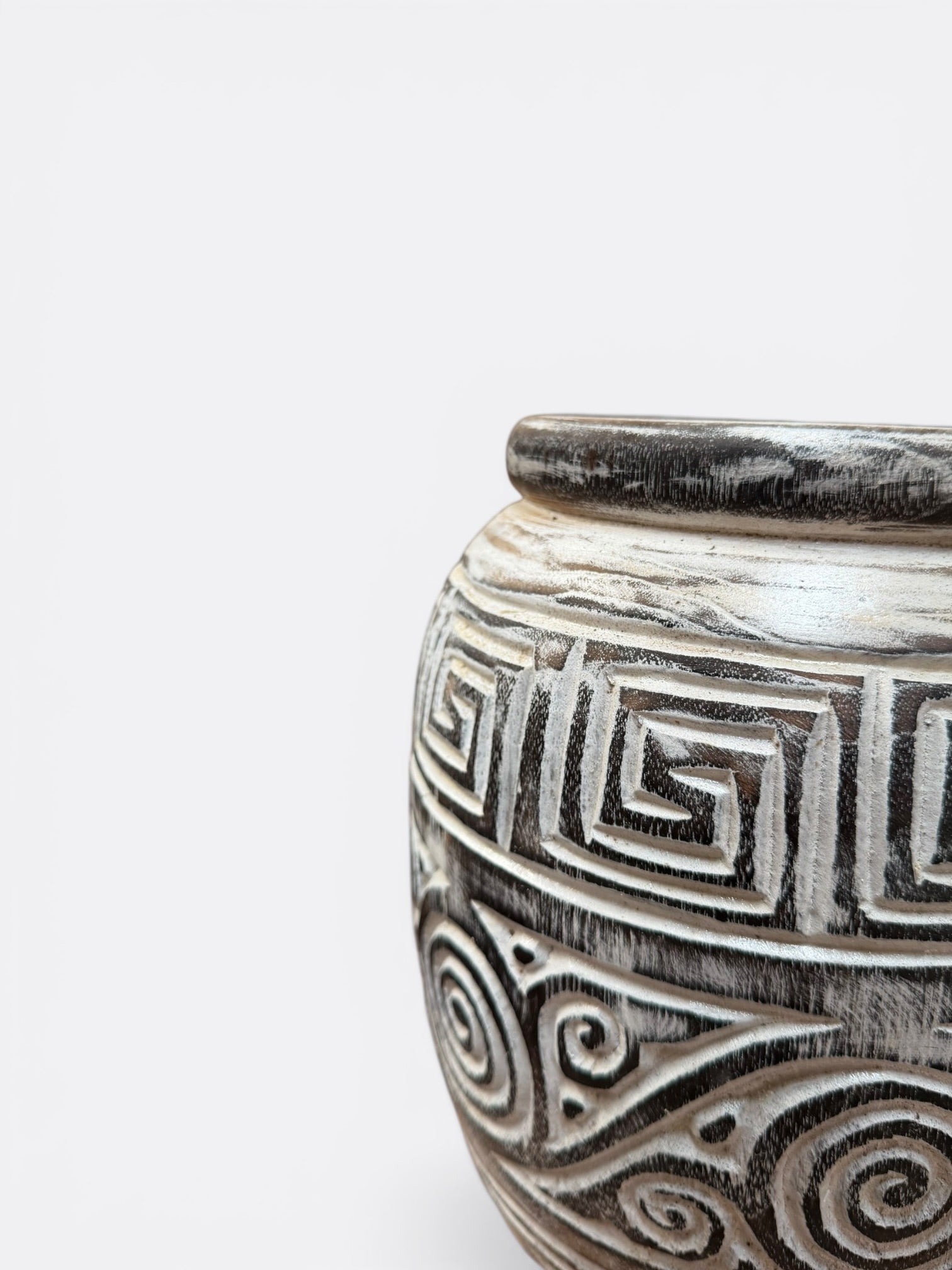 Pot décoratif en teck sculpté – motifs ethniques