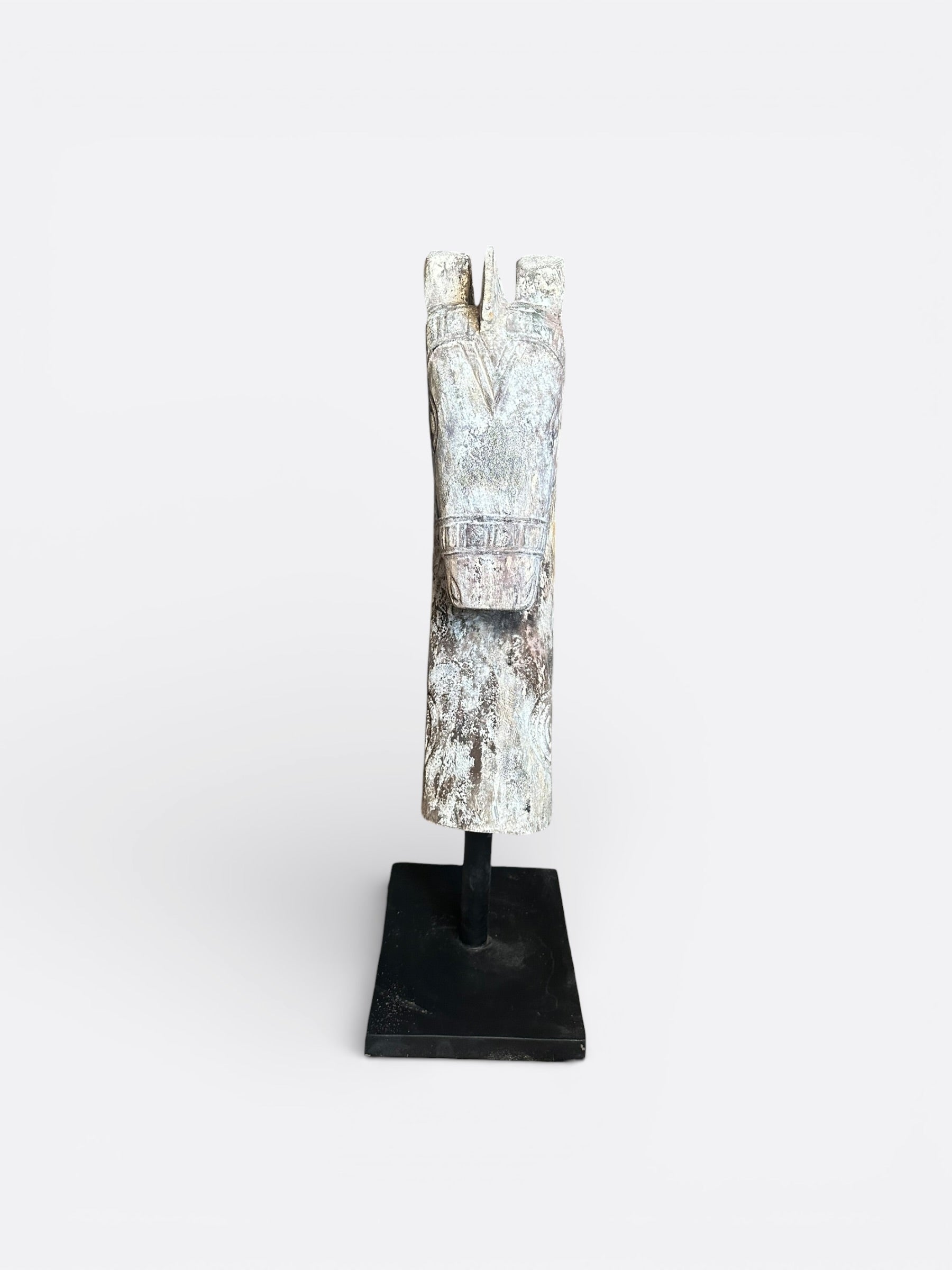 Sculpture artisanale en bois de Suar – Kuda Blanc cassé 2.0