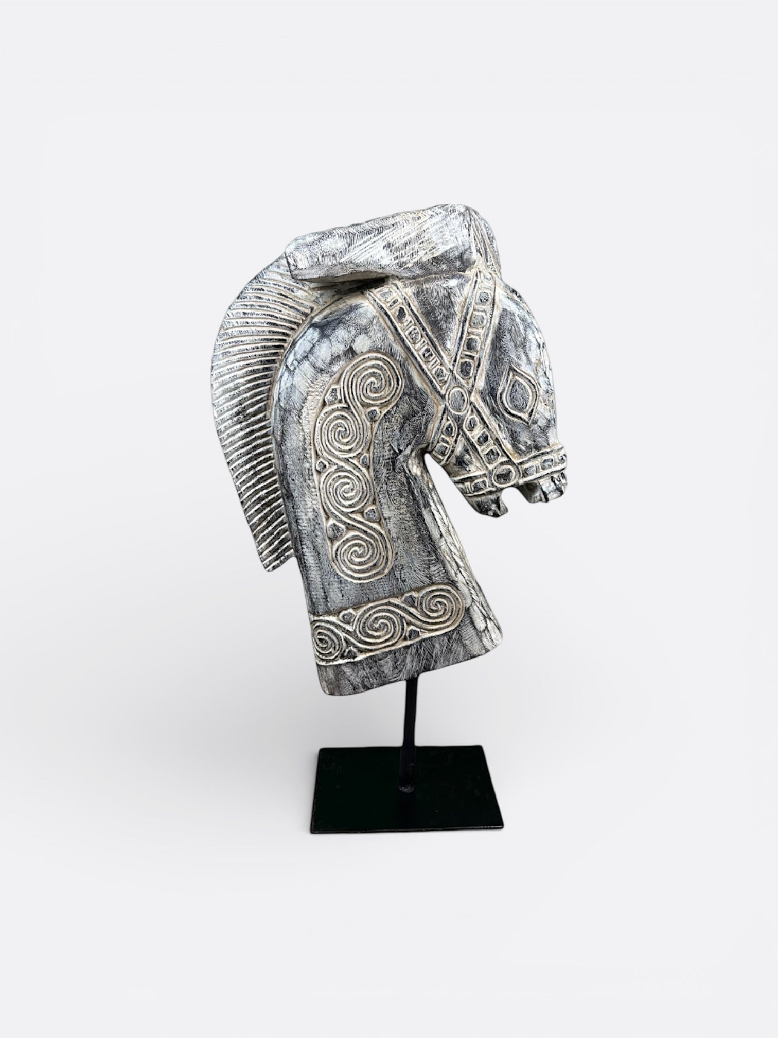 Sculpture artisanale balinaise représentant un buste de cheval en bois de Suar