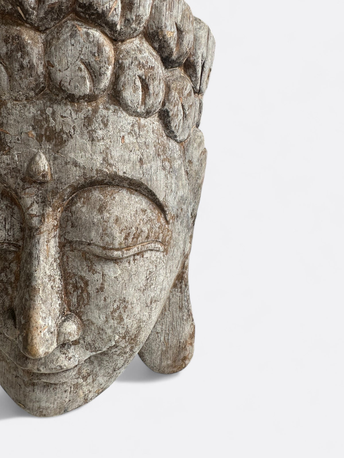 Gros plan sur le veinage du bois d'Albizia de la sculpture Bouddha