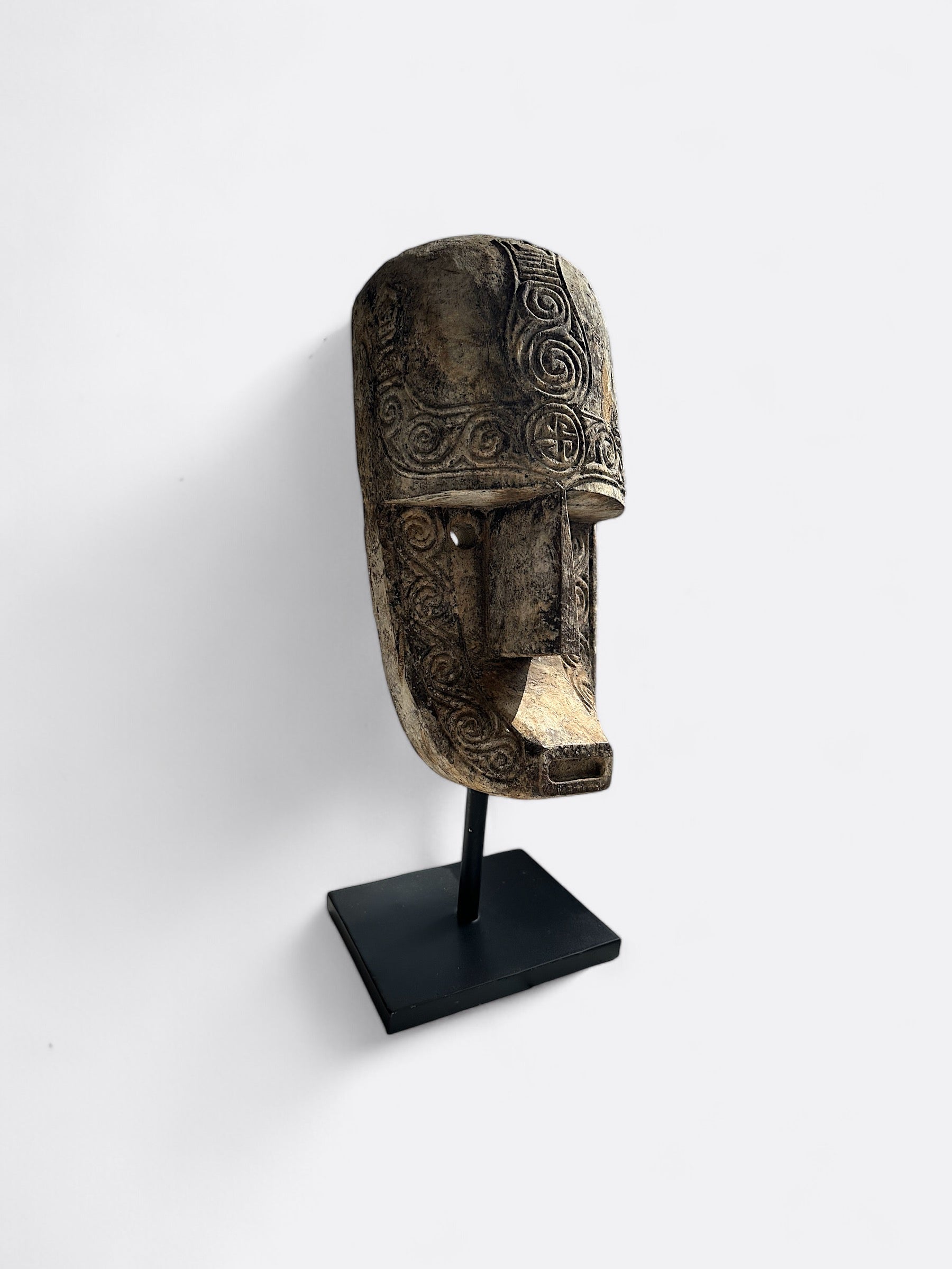 Sculpture Agung en bois de manguier sur socle métal