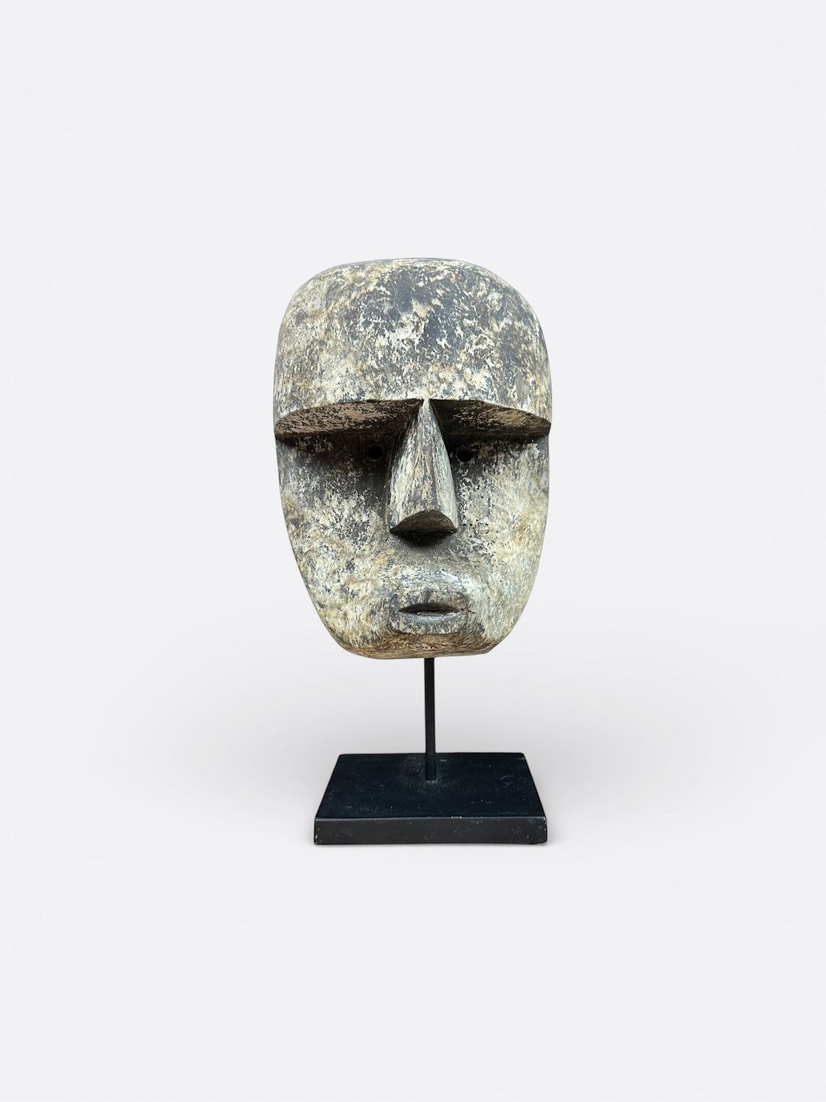Sculpture tribale Agung S représentant un visage inspiré du Timor, sur socle en métal