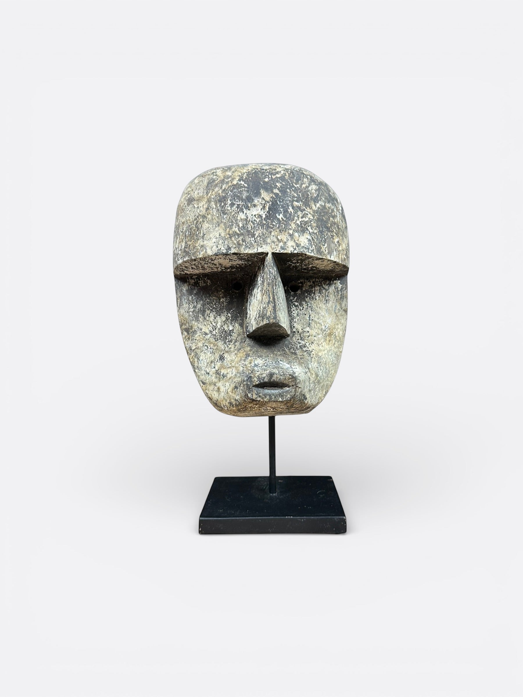 Sculpture tribale Agung S représentant un visage inspiré du Timor, sur socle en métal