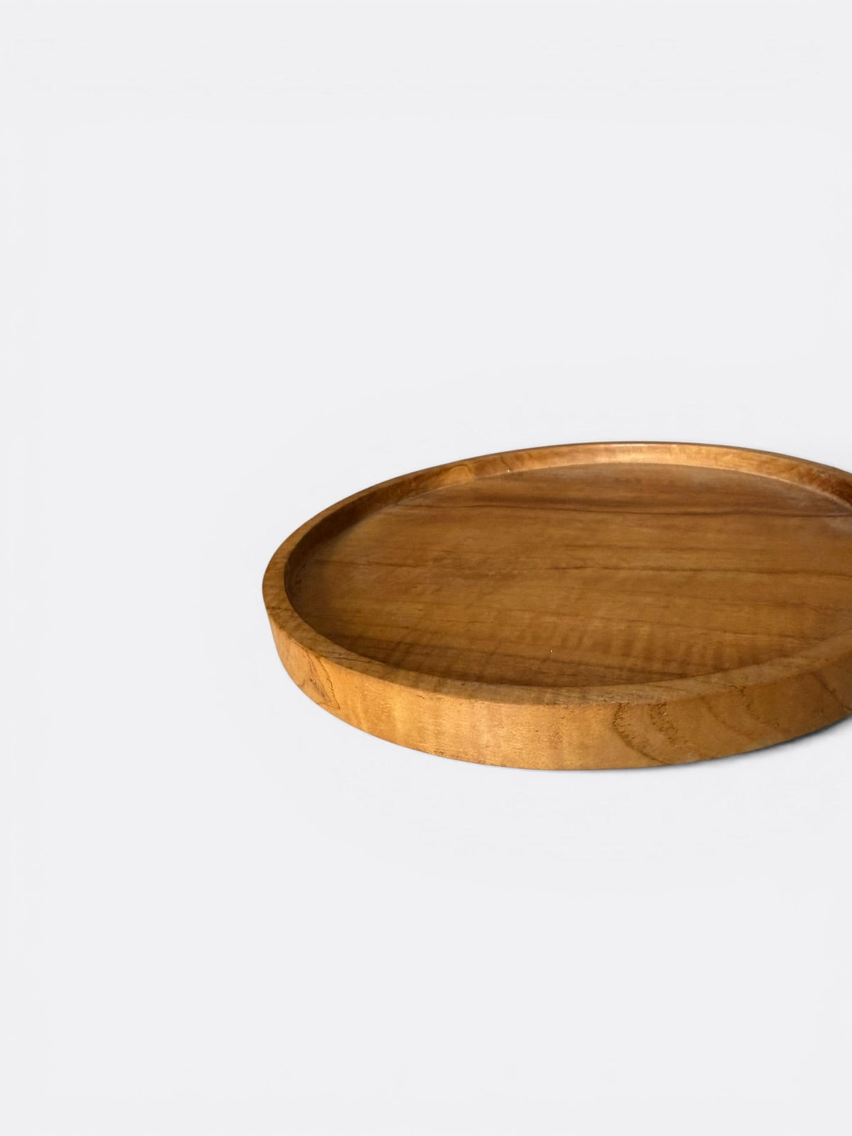 Petites assiettes en teck dressées pour l'apéritif