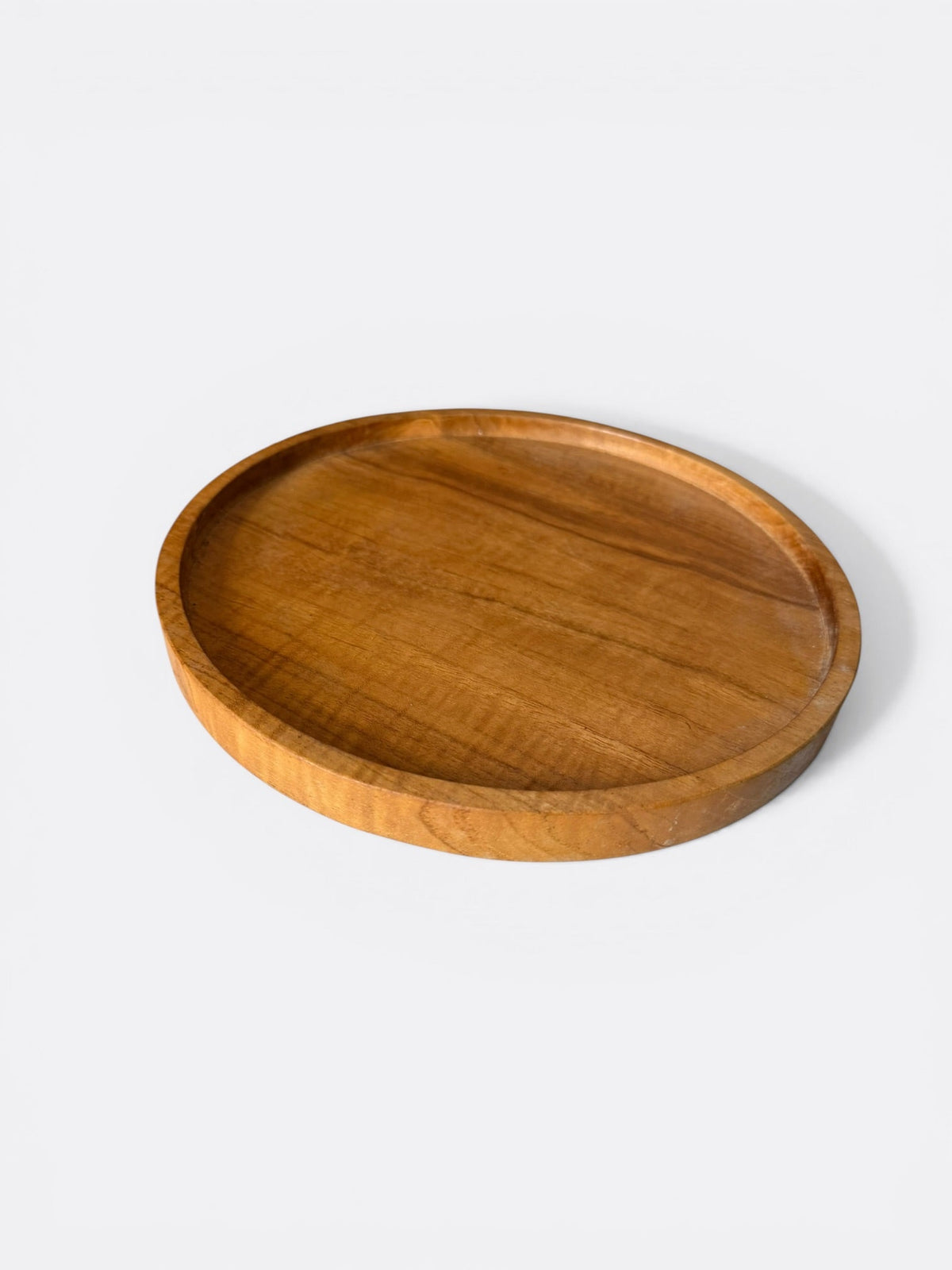 Détail du veinage du teck sur les petites assiettes
