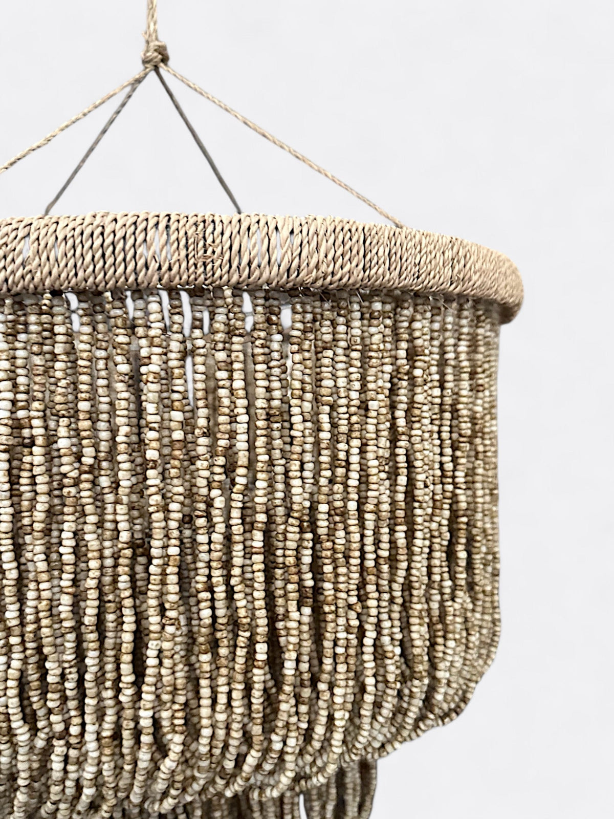 Détail des coquillages beiges et bruns de la suspension Krem