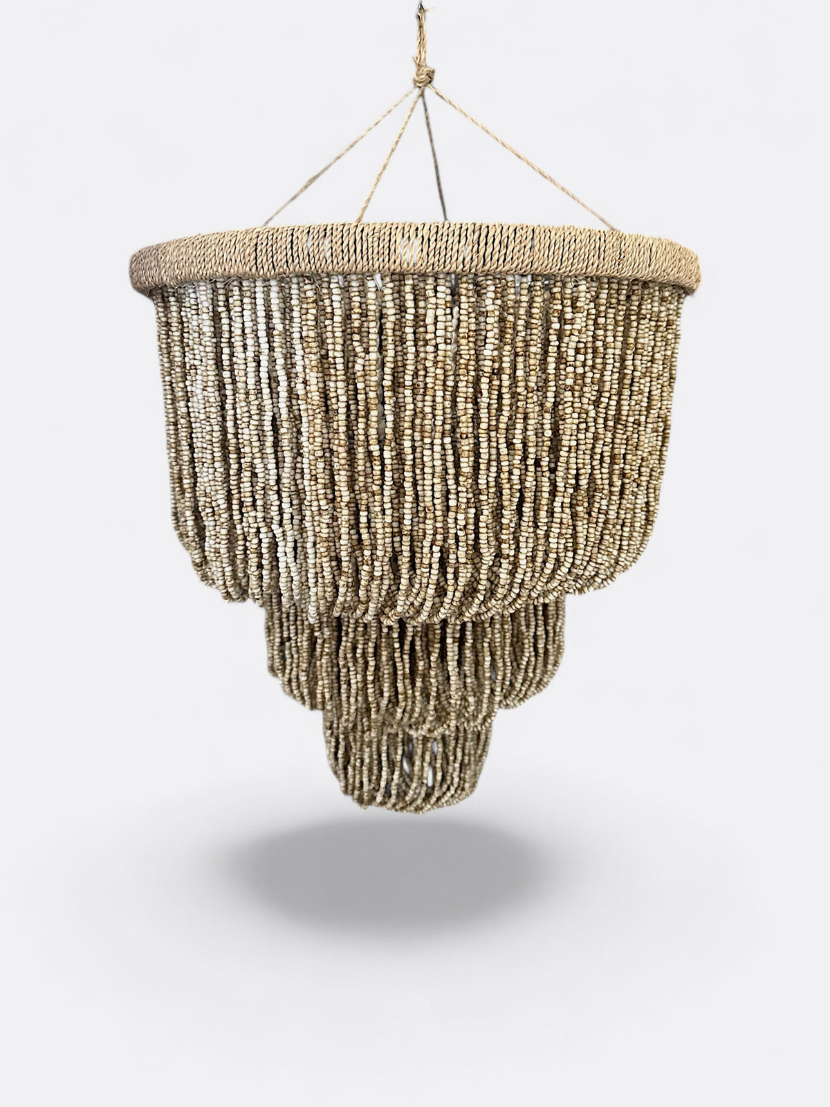 Petit lustre artisanal balinais en coquillages marrons fait main à Bali