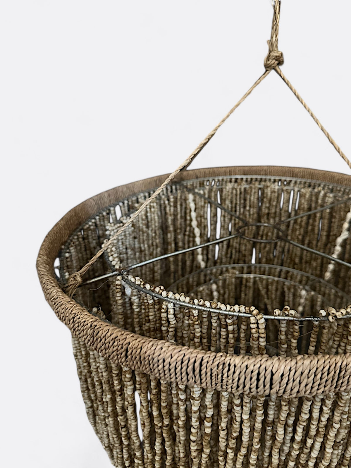 Gros plan sur le fil de pêche et les coquillages de Krem