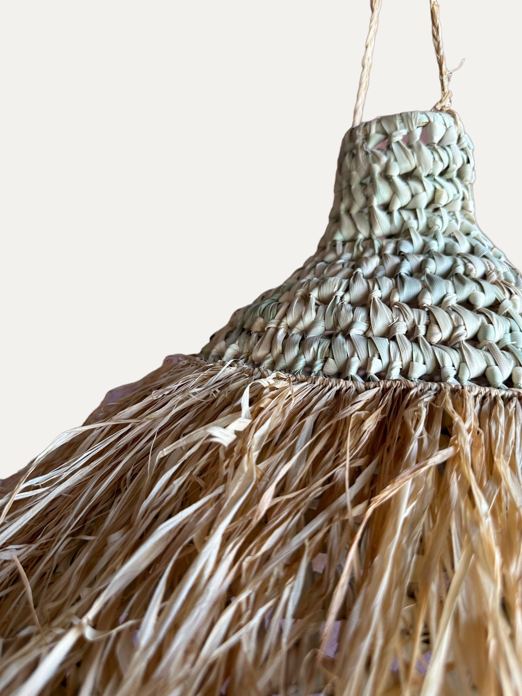 Suspension en feuille de palmier et raphia - Okana Cokoha