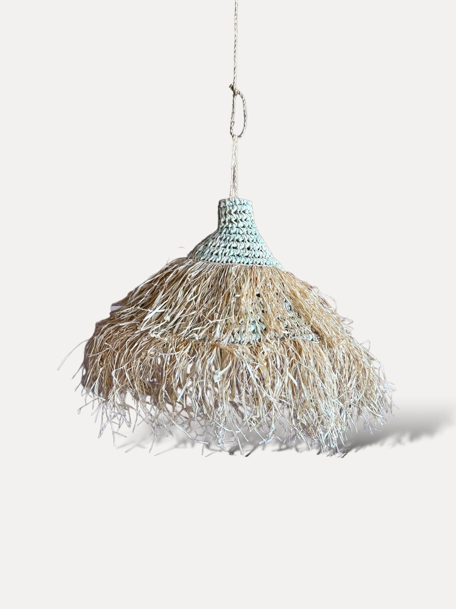 Suspension en feuille de palmier et raphia - Okana Cokoha