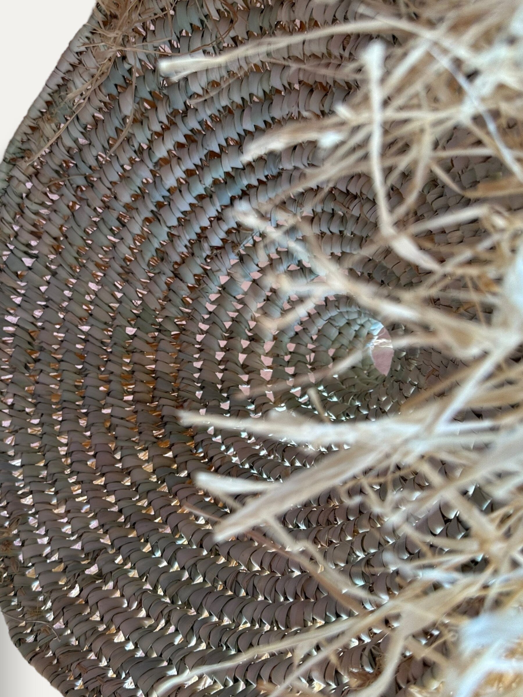 Suspension en feuille de palmier et raphia - Okana Cokoha