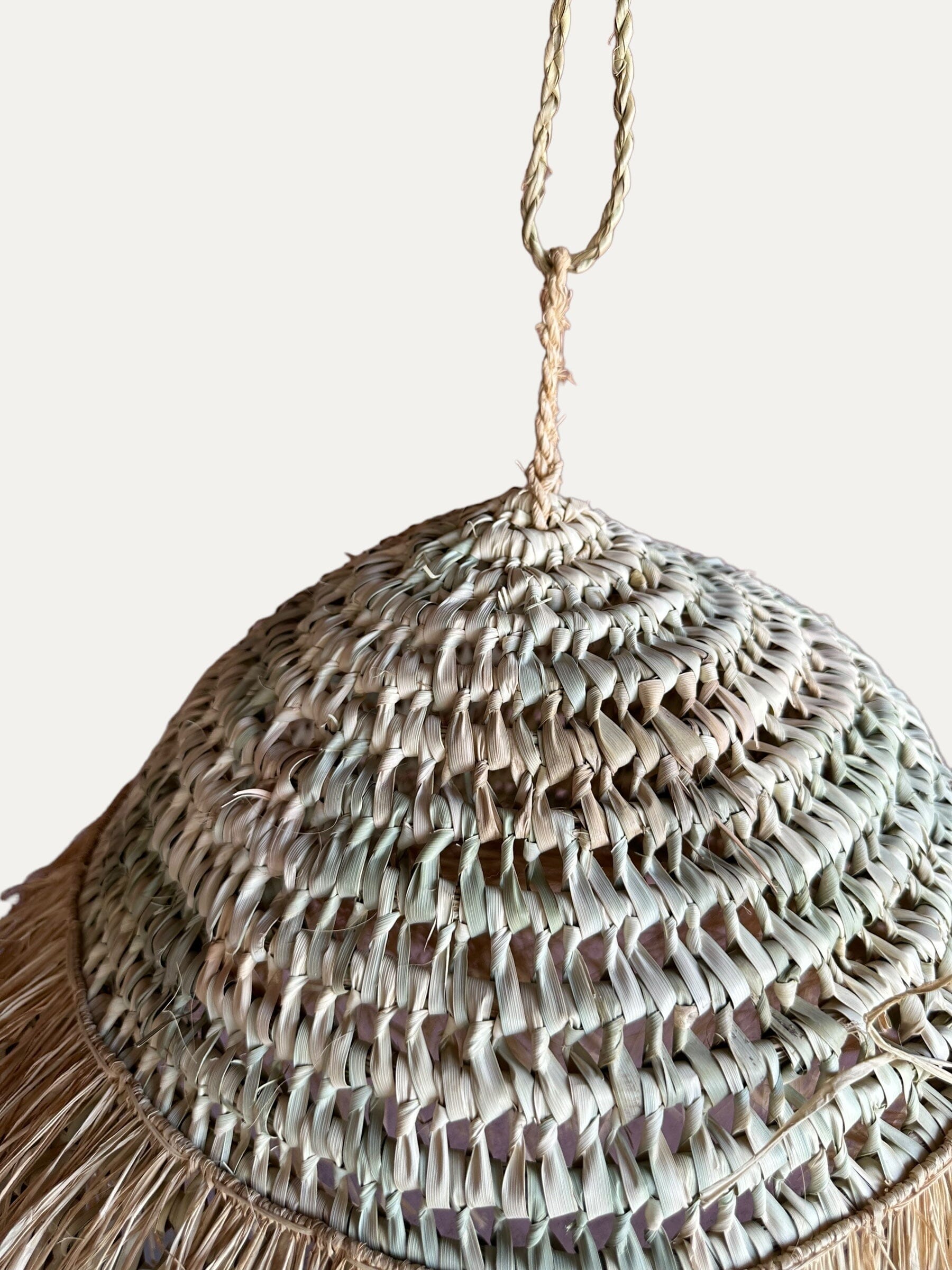 Suspension en feuille de palmier et raphia - Salama Cokoha