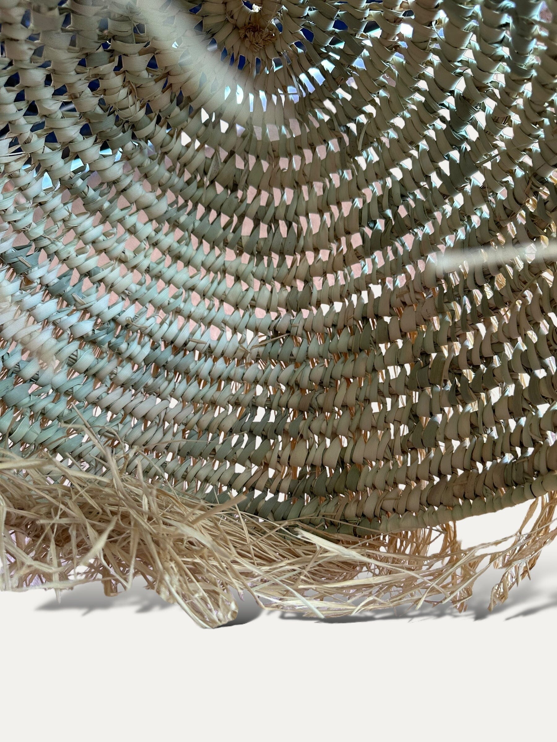 Suspension en feuille de palmier et raphia - Salama Cokoha