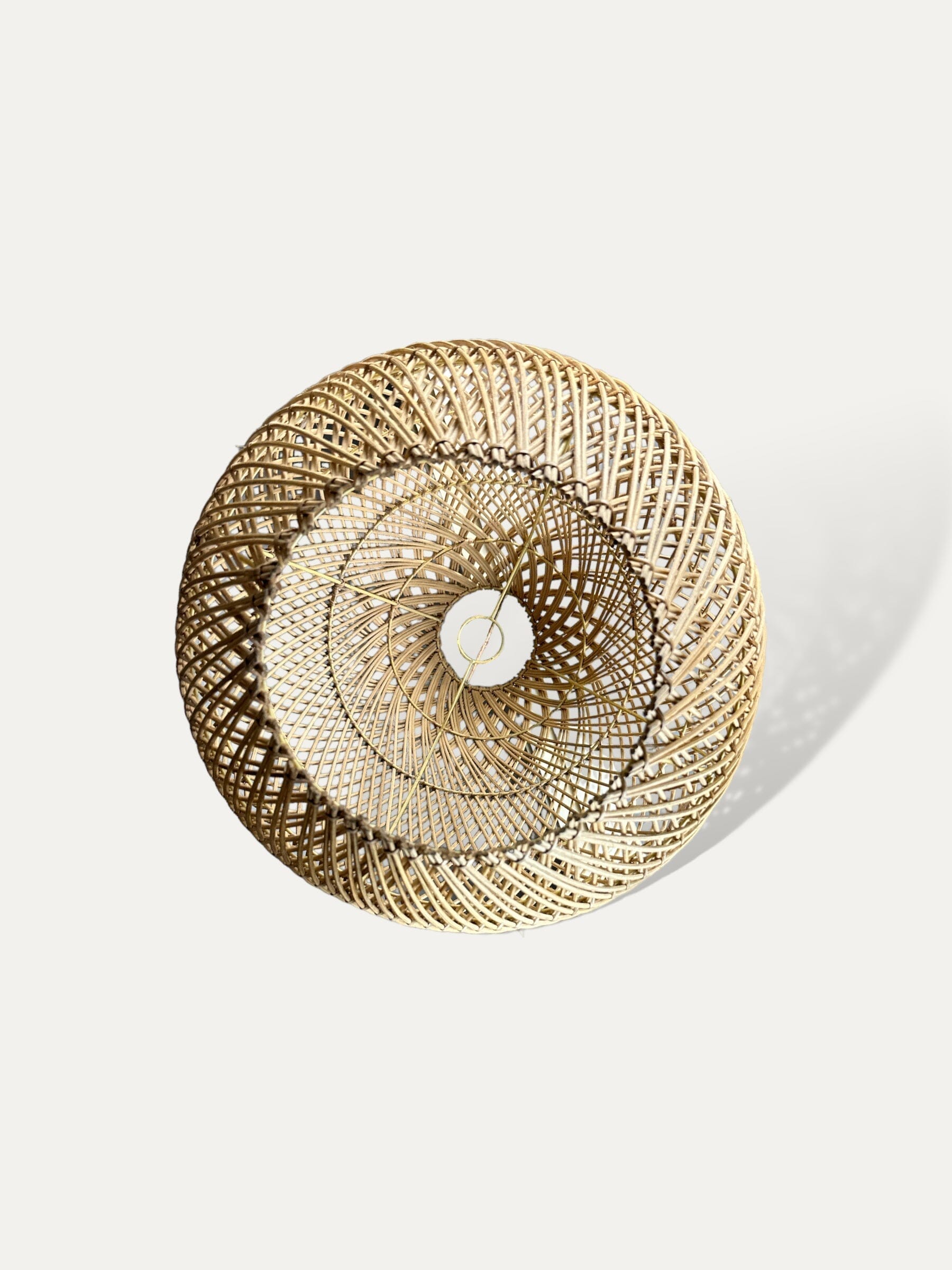 suspension en rotin artisanale - Ujan COKOHA