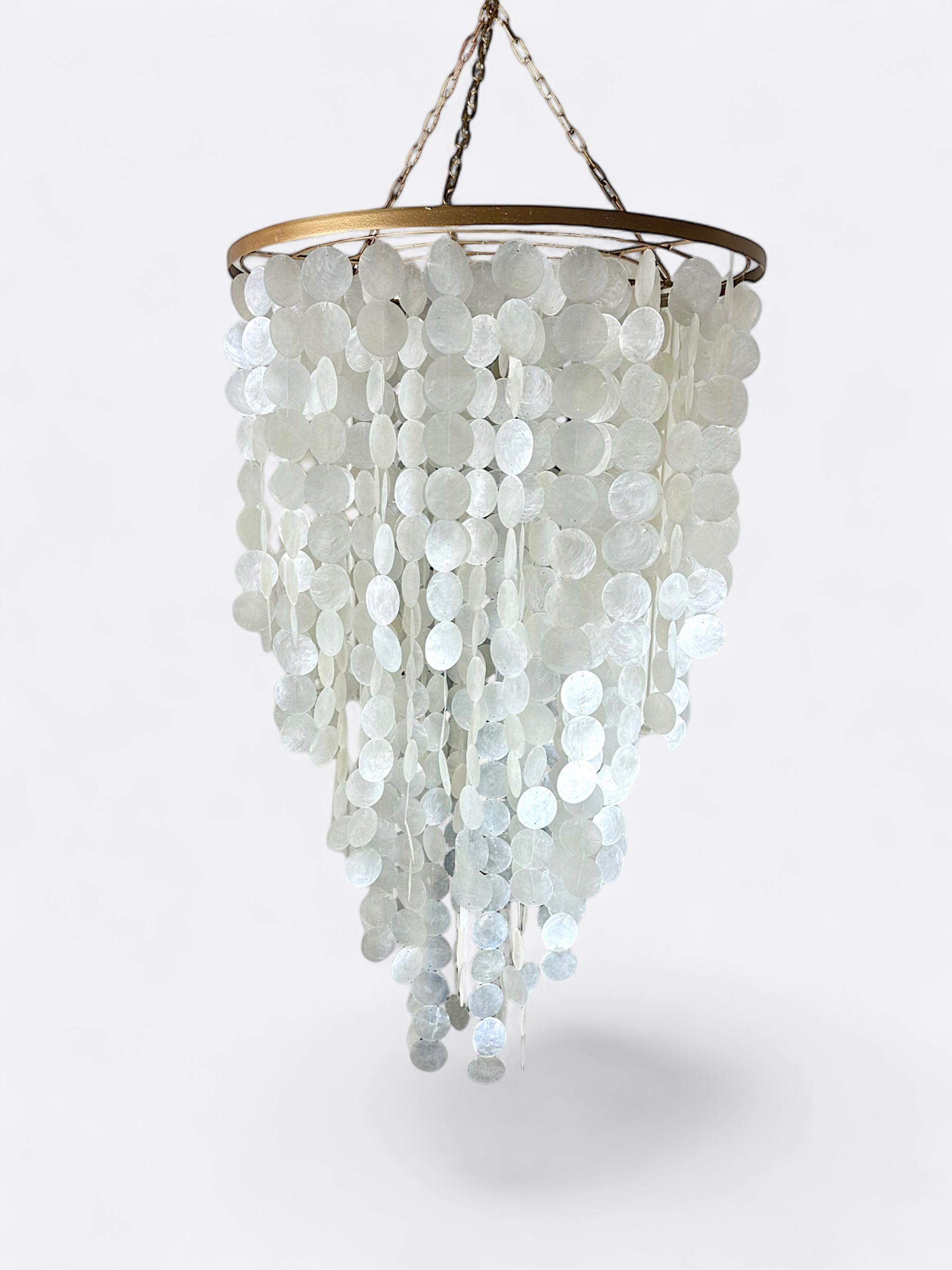 Suspension artisanale de Bali en nacre pour décoration intérieure élégante